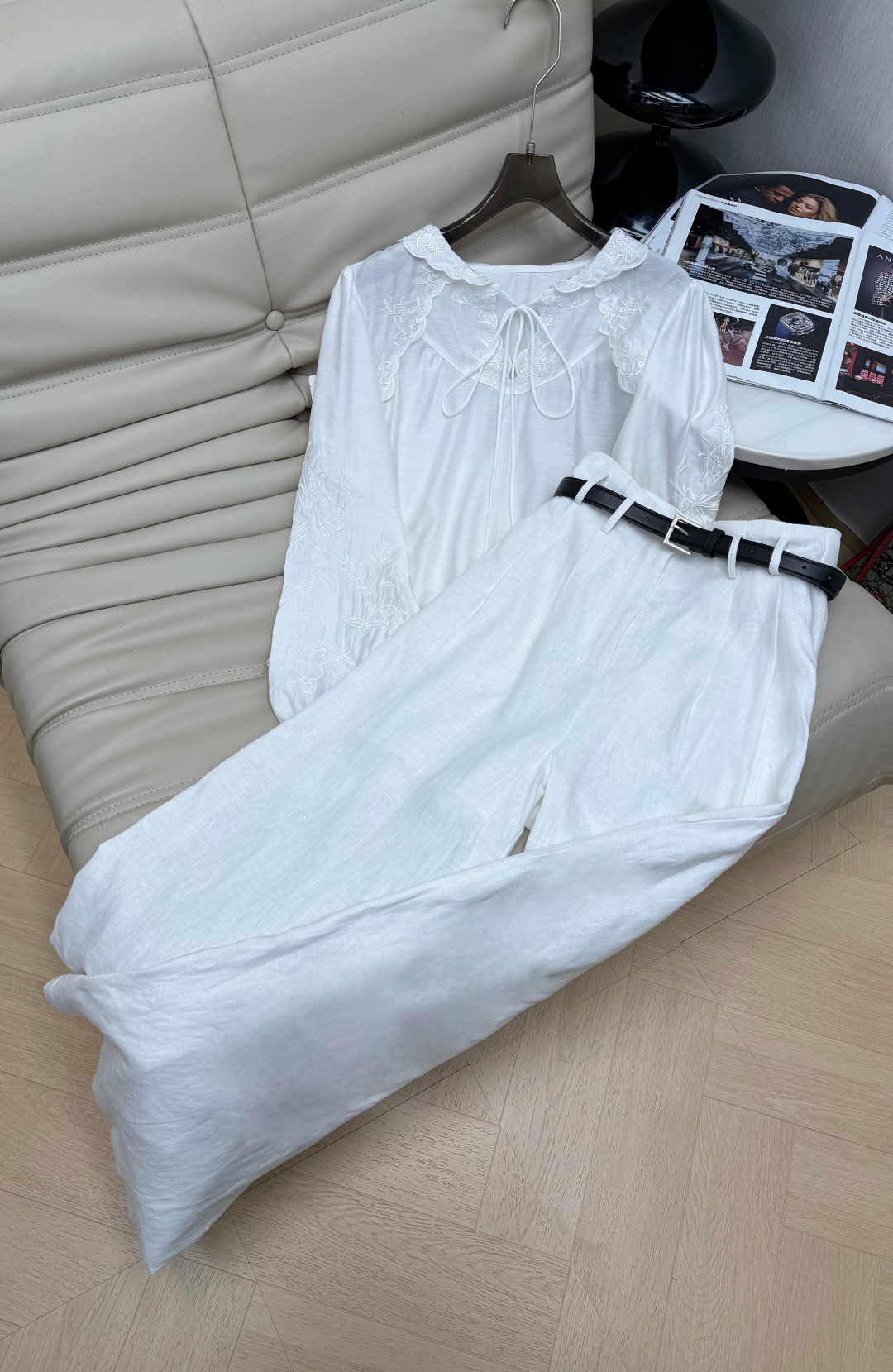 NO:751985,Shirts and pants 26 new embroidered shirts are made of Tencel linen blend. They are light and breathable. The main tone is white + exquisite embroidery, bow tie at the neck, lace on the cuffs and hem. Full score for romance and elegance. Loose style, great to wear alone or layered. Can be easily controlled for commuting and daily life. The French lazy atmosphere directly fills the air. 34-36-38,, shirts,19860909衬衫裤子 26新款刺绣衬衫采用天丝亚麻混纺 轻盈透气 白色主调+精致刺绣,领口蝴蝶结系带,袖口和下摆蕾丝花边 浪漫优雅满分 宽松版型,单穿或叠搭都很出彩,通勤 日常都能轻松驾驭,法式慵懒氛围感直接拉满 34-36-38,,shirts,,Women's clothing