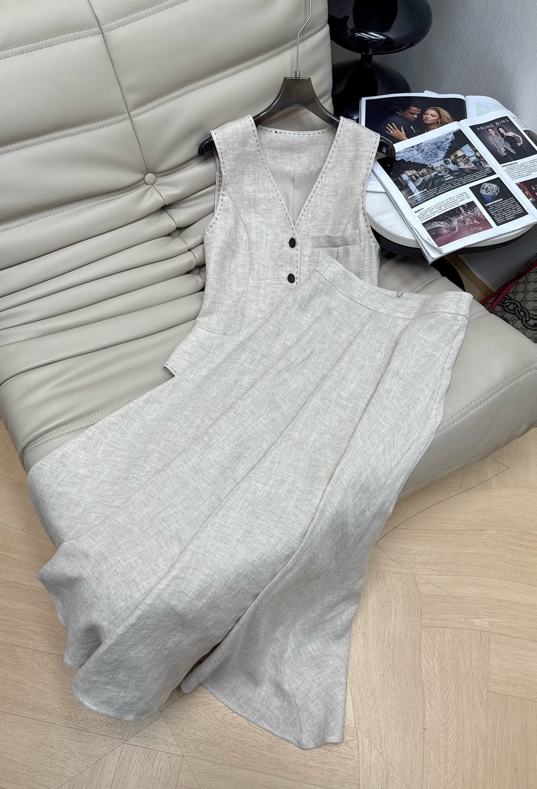 NO:751982,26 new linen vest suit. It is made of light khaki linen material. It is breathable and comfortable. The V-neck sleeveless single-breasted design is simple and retro. It is neatly cut. The waist is slightly narrowed to modify the figure and shows temperament. (The fine knot lines on the sides of the vest are all handmade and the material of the skirt hem is large enough.) Linen has its own natural texture. It can be easily controlled in low-key high-end commuting, daily life, and light work. Minimalist style girls must buy SML,,skirts,1986090926新款亚麻马甲套装 采用浅卡其色亚麻材质 透气又舒适 V领无袖单排扣设计简约复古 剪裁利落 腰部微收修饰身形超显气质.(马甲边边细结线路都是纯手工打造 半裙裙摆用料也够大)亚麻自带自然肌理 低调高级通勤、日常、轻职场都能轻松驾驭 极简风女孩必入 SML,,skirts,,Women's clothing