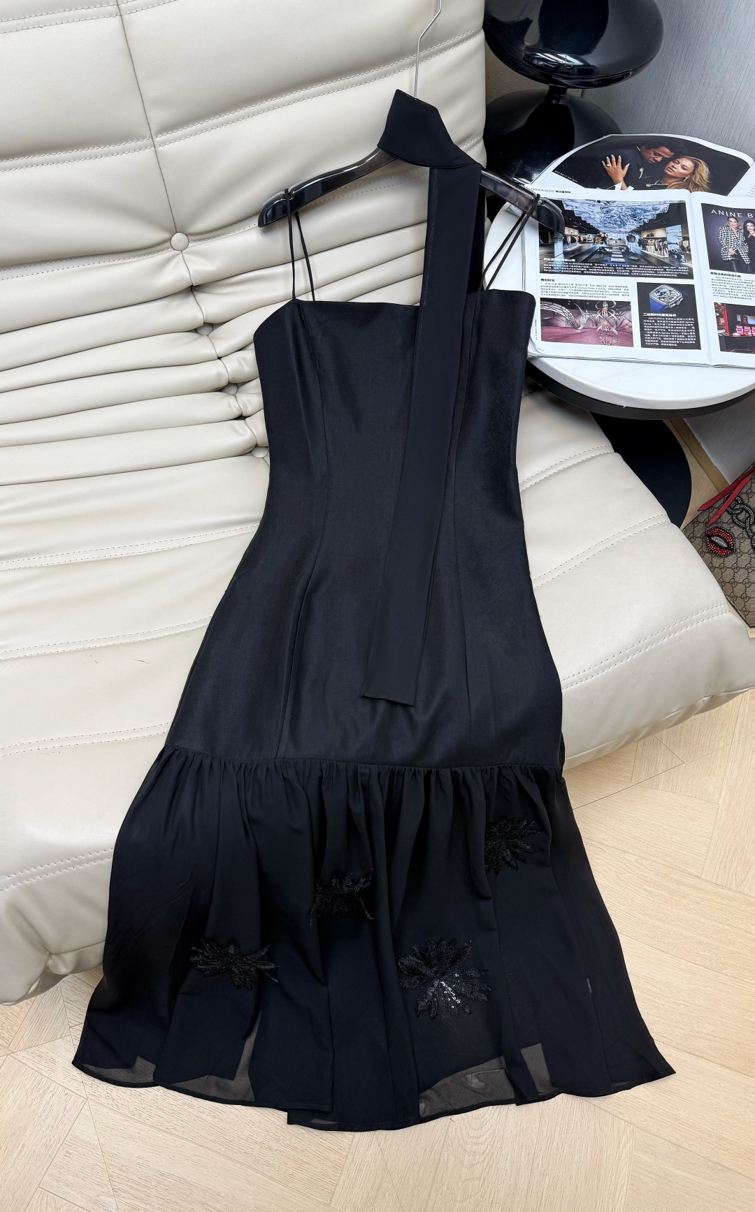 NO:751981,26 new black tube top dress with silk scarf. The light and thin fabric is simple and elegant. The heavy sequins at the hem modify the figure and have a sense of hierarchy. The skirt length is moderate for commuting, parties, and black is versatile. Pair it with a jacket, accessories or shoes, and easily switch styles. You can wear it no matter what!  SML,,skirts,jackets & coats,1986090926新款黑色抹胸连衣裙 配丝巾 轻薄面料简约大方 下摆重工珠片修饰身形又有层次感 裙摆长度适中通勤、聚会、黑色百搭 随手搭配外套、配饰或鞋子,轻松切换风格,怎么穿都不出错！SML,,skirts,jackets & coats,,Women's clothing