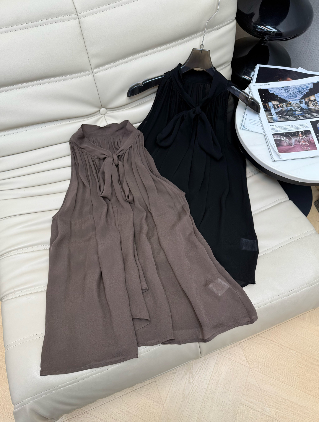 NO:752552,26SS Qingqiu Series Sleeveless Vest. The light fabric has perfect drape. It is super comfortable to wear in summer!  The strap design is elegant and detailed. Dark coffee and black are versatile and can be easily worn for commuting, vacationing, and daily life. The sleeveless cut is cool and elegant. Pair it with a skirt or loose trousers. You can switch between literary or simple styles at will, and you can easily get a high-end look!  Two-color SML,,skirts,1986090926SS 清秋系列无袖背心 轻薄面料垂坠感满分,夏天穿超舒服！绑带设计,优雅又有细节感,深咖和黑色百搭不挑人,通勤、度假、日常都能轻松驾驭.无袖剪裁清凉又显气质,搭配半裙或宽松裤装,文艺or简约风随心切换,轻松get高级感穿搭！ 两色SML,,skirts,,Women's clothing