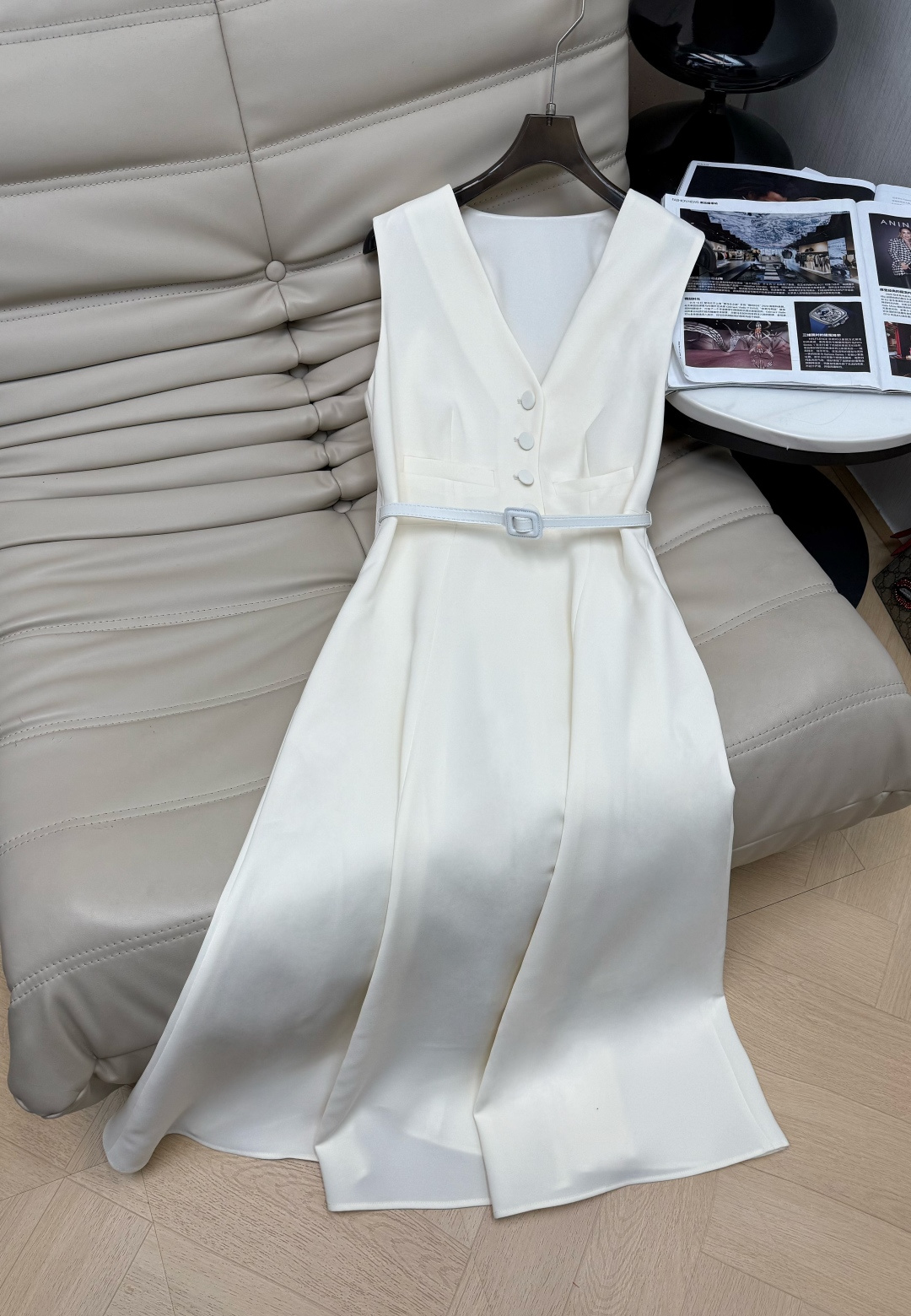 NO:752553,26 new V-neck sleeveless dress, simple and elegant silk touch, soft and drapey. The V-neck modifies the neck line. The button design adds details. The belt of the same color outlines the waistline. The metal buckle design details on the back are perfect. The A-line skirt makes it slim and smart. It can also be worn for daily commuting in parties and other formal occasions. It has perfect temperament!  Two-color SML two-color,,skirts,1986090926新款V领无袖连衣裙 简约优雅丝触感柔软有垂坠感 V领修饰颈部线条 排扣设计增添细节 同色腰带勾勒腰线 后背金属扣设计细节满分 A字裙摆显瘦又灵动.派对等正式场合 也能日常通勤穿搭 气质满分！两色SML 两色,,skirts,,Women's clothing