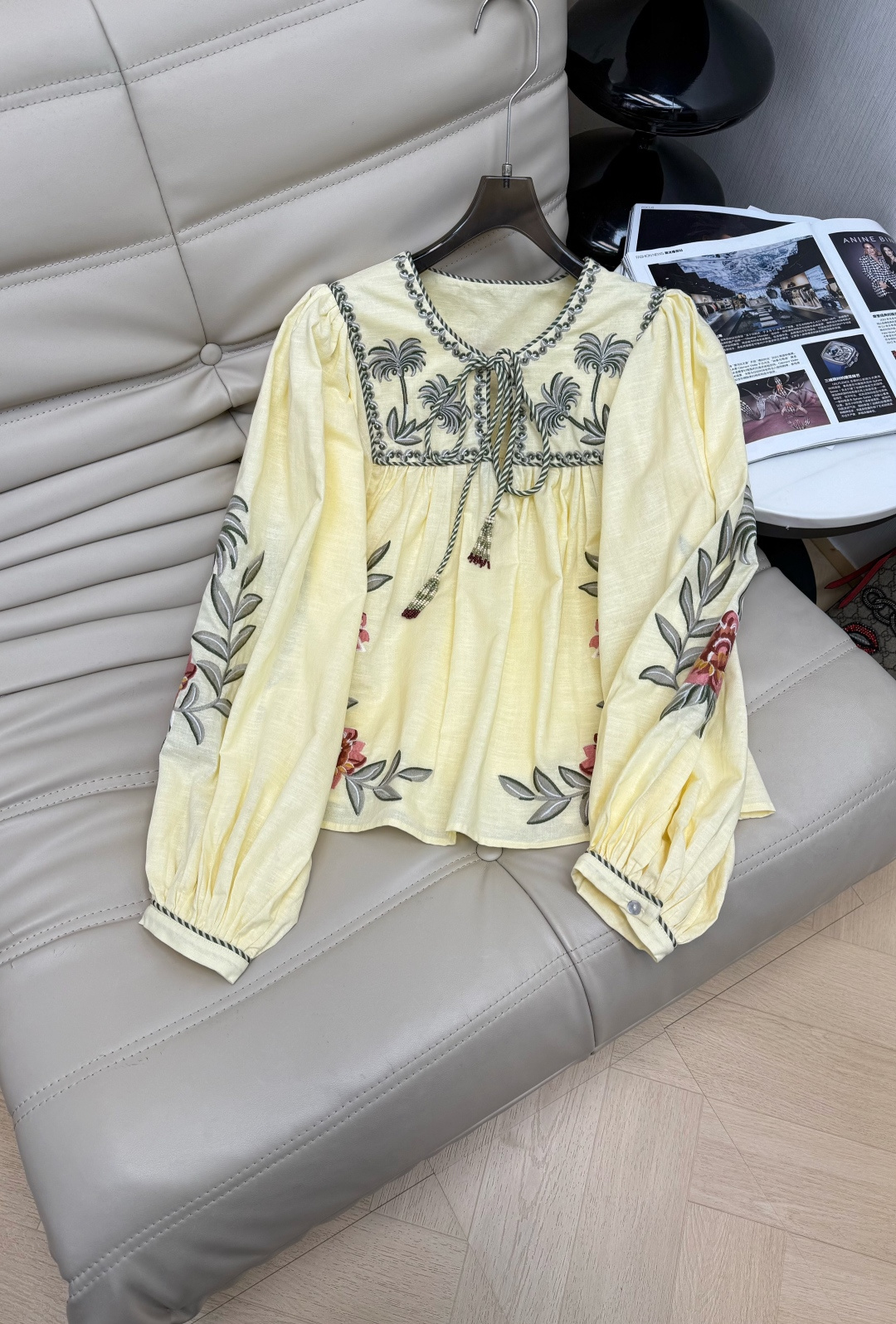 NO:753039,The new Ss light ginger embroidered top is light and breathable, perfect for spring and summer!  The botanical flower embroidery on the sleeves and neckline has a super tropical atmosphere, and the details include small embroidered beads and tassels, which add a sense of sophistication. The loose fit + lace design is French elegance and comfort. It goes well with jeans or skirts. Recommend 34-36-38,,skirts,jeans,19860909新款Ss淡姜黄色刺绣上衣 轻薄透气超适合春夏穿！袖子和领口的植物花卉刺绣超有热带氛围感,细节还有小绣珠流苏,精致感拉满.宽松版型+系带设计,法式优雅又舒适 搭配牛仔裤裤或裙装都很出彩推荐34-36-38,,skirts,jeans,,Women's clothing