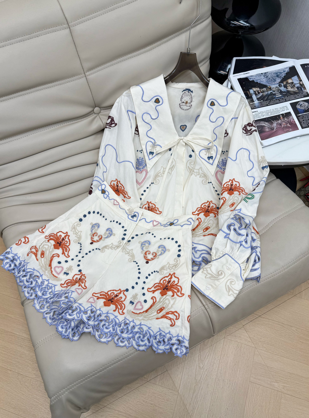 NO:753042,Tops and pants 26SS hollow printed set lapel top + shorts made of pure cotton, light and breathable fabric, perfect for spring and summer!  White bottom with orange and blue prints, hollows + blue lace, perfect details. Lapel + bow design, full of elegance, shorts are comfortable and fashionable, can be easily used for daily outings and vacations, looks great with sandals or white shoes. Recommend 34-36-38,,sandals,shorts,19860909上衣裤 26SS 套镂空印花套装翻领上衣+短裤纯棉轻薄透气面料超适合春夏！白色底配橙蓝印花,镂空+蓝色花边,细节满分.翻领+蝴蝶结设计,优雅气质拉满,短裤舒适又时髦,日常出街、度假都能轻松驾驭,搭配凉鞋或小白鞋超好看推荐34-36-38,,sandals,shorts,,Women's clothing