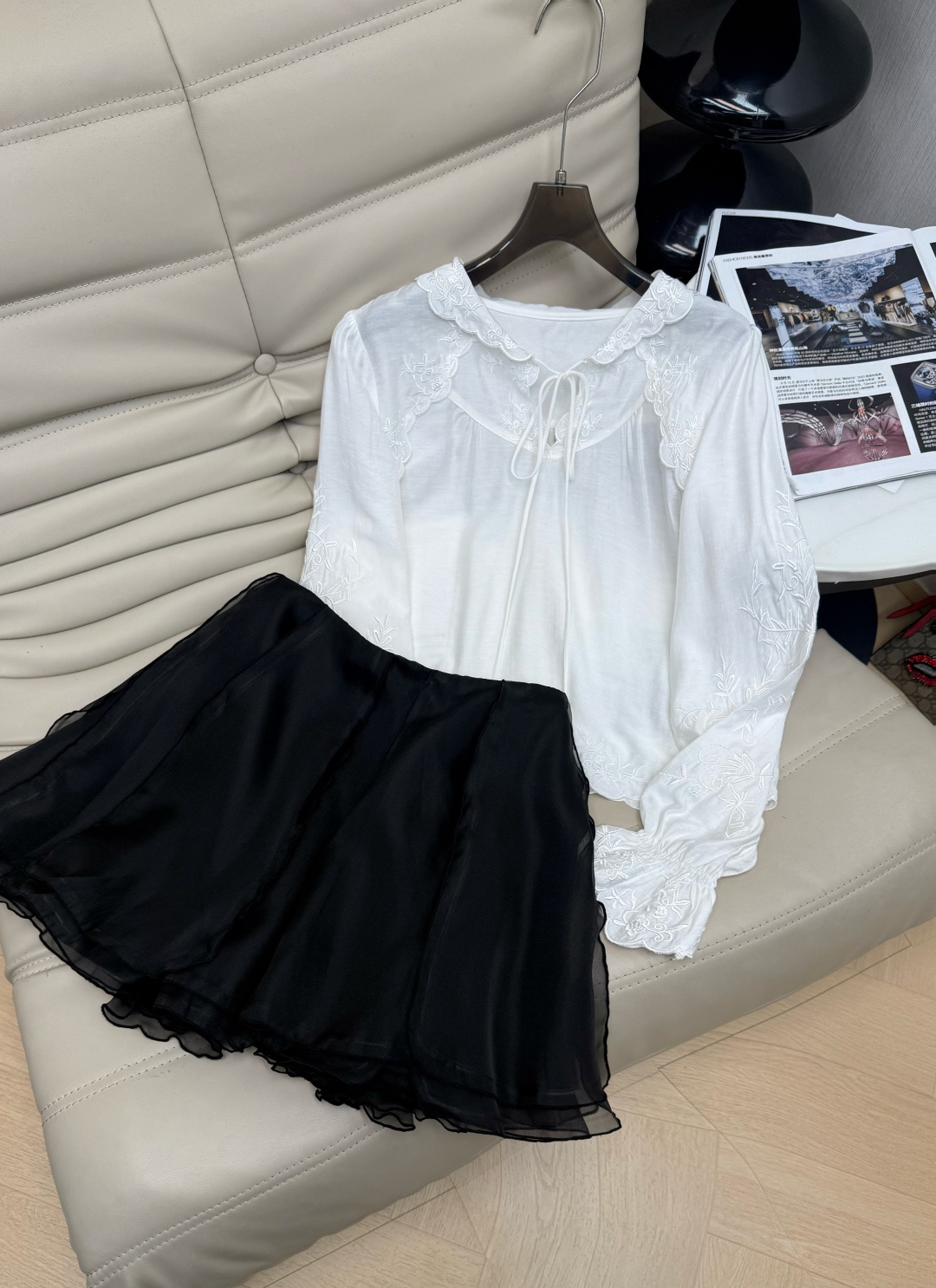 NO:753040,Shirt Skirt 26 New Embroidered Shirt Made of Tencel Linen Blended Irregular Skirt Light and Breathable White Main Tone + Exquisite Embroidery, Bow Tie on the Collar, Lace on the Cuffs and Hem Full Romantic Elegance Full French Lazy Atmosphere 34-36-38,,skirts,shirts,19860909衬衫半裙 26新款刺绣衬衫采用天丝亚麻混纺 不规则半裙 轻盈透气 白色主调+精致刺绣,领口蝴蝶结系带,袖口和下摆蕾丝花边 浪漫优雅满分 法式慵懒氛围感直接拉满 34-36-38,,skirts,shirts,,Women's clothing