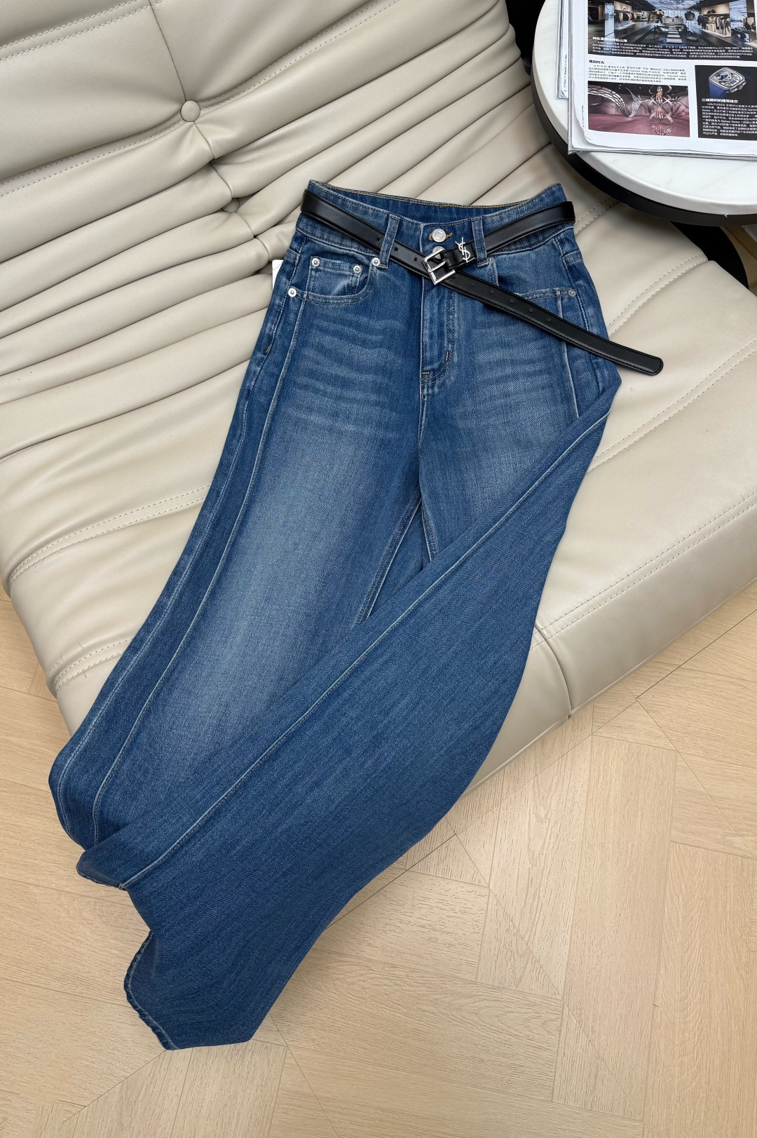 NO:753512,The new 26-year-old straight-leg bootcut jeans have a high-waisted bootcut, a slimmer trouser shape with long legs, and the texture of high-elastic denim fabric is outstanding!  A must-have item for Bai Fumei. The versatile slimming pant-shaped upper body is super nice!  Original customized hardware accessories, fashionable and high-end tone!  Customized perfect trousers, the upper body is slimming, the quality of workmanship depends on the details. Size SMLXL.,,jeans,1986090926年新款 直筒微喇牛仔裤 高腰微喇版型,妈生大长腿巨显瘦的裤型,高弹牛仔面料质感绝绝子！白富美必入单品.百搭显瘦神器裤型上身超好看！原版定制五金配件,时髦又高级的调调！定制完美裤型上身巨显瘦,做工品质看细节.码数SMLXL.,,jeans,,Women's clothing