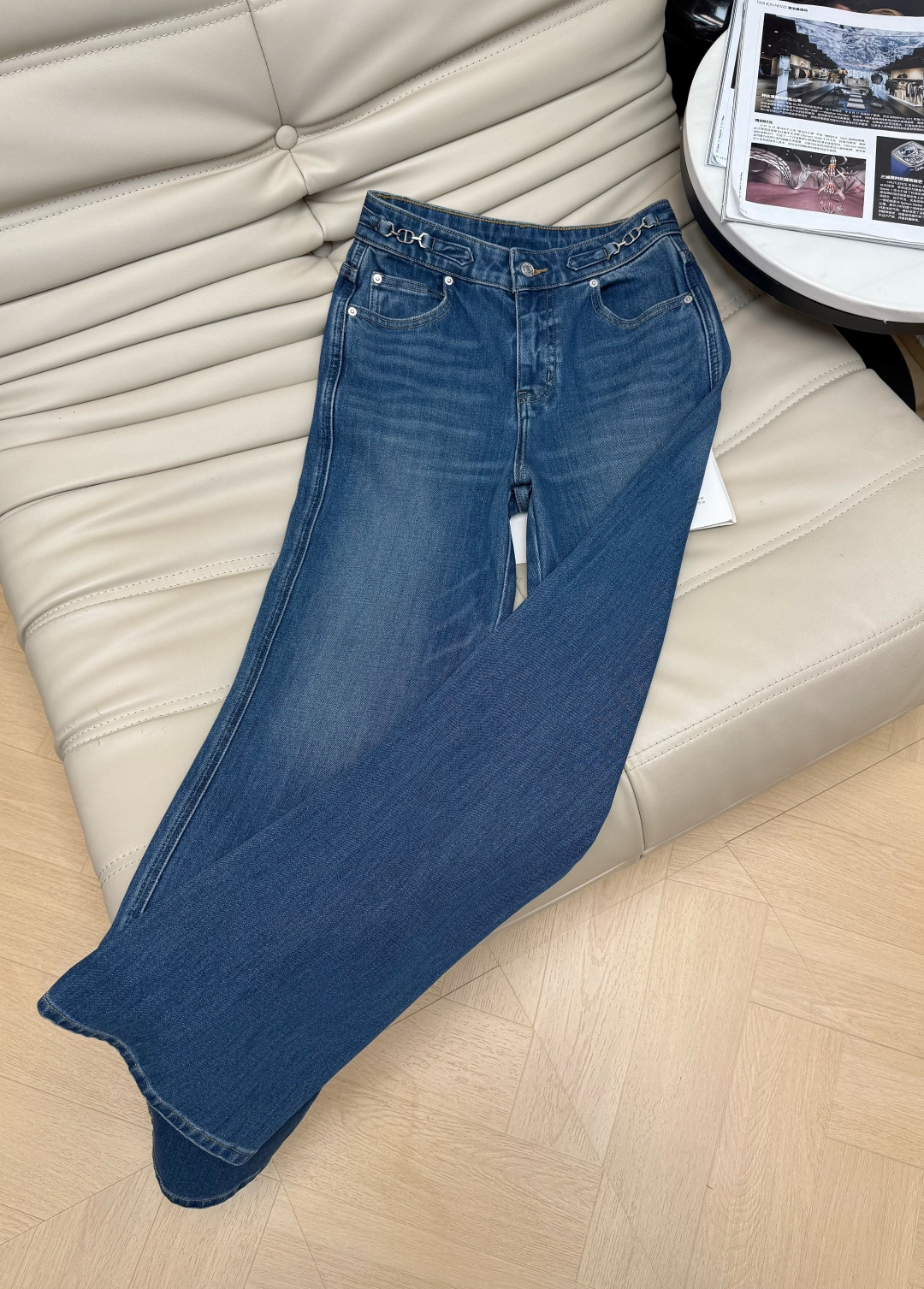 NO:753951,The new 26-year-old jeans are straight-leg, slightly flared and high-waisted, making you look taller and slimmer. The micro-elastic denim fabric has a unique texture!  The versatile slimming pant-shaped upper body is so versatile and looks great!  The hardware accessories on both sides of the waist are fashionable and high-end!  Customized perfect trousers. Quality of workmanship depends on the details. Size SMLXL.,,jeans,1986090926年新款新款牛仔裤 直筒微喇高腰版型,显高显瘦微弹牛仔面料质感绝绝子！百搭显瘦神器裤型上身百搭超好看！两侧腰部五金配饰时髦又高级的调调！定制完美裤型 做工品质看细节.码数SMLXL.,,jeans,,Women's clothing