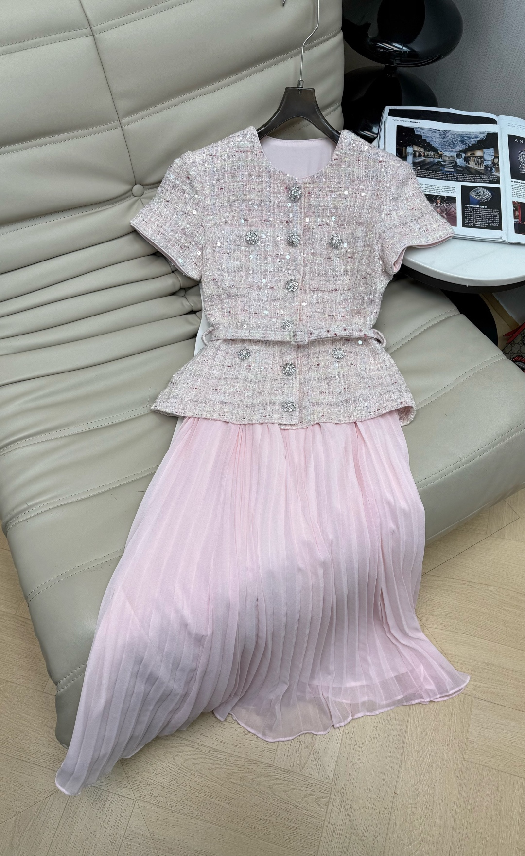 NO:753955,2026 high-waist design + pleated drape elongates the leg lines and can be worn even by small people to look grand. Exquisite details. The light and shadow of sequins and pleats interact with each other, and are decorated with rhinestone buttons. It is noble but not exaggerated. SMLXL M,,198609092026高腰设计+百褶垂坠感 拉长腿部线条 、小个子也能穿出大气场 细节精致 亮片与褶皱的光影互动,搭配水钻扣装饰,贵气不浮夸SMLXL M,,,Women's clothing