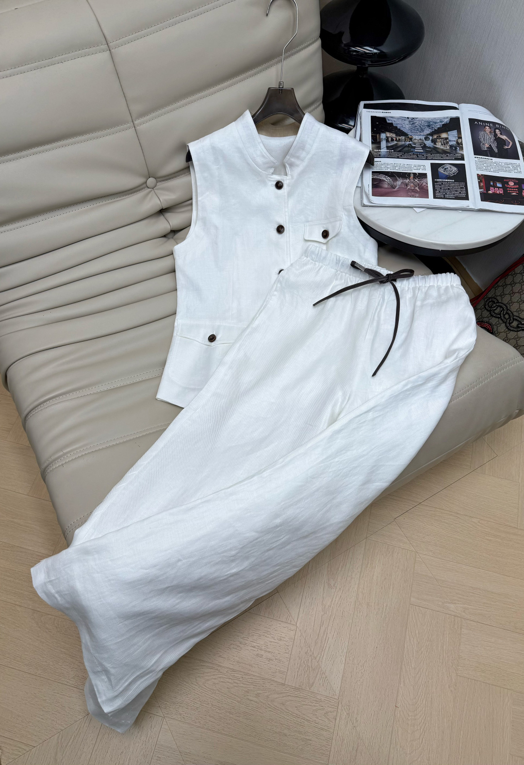 NO:758340,Vest Pants 26Ss new linen vest pants are made of natural linen, breathable and comfortable, perfect for spring and summer!  Sleeveless loose fit + symmetrical small stand-up collar, flap pockets, dark button embellishment, simple and detailed, focusing on the 'new money style', simple and neat, versatile for commuting, precise mid-to-high-end feel, recommended SML,,19860909马甲 裤子 26Ss新款 亚麻马甲裤子选用天然亚麻,透气又舒适,春夏穿超合适！无袖宽松版型+对称小立领 盖口袋,深色纽扣点缀,简约又有细节感主打“新钱风”,简约利落 通勤万能 精准戳中高级感 推荐 SML,,,Women's clothing