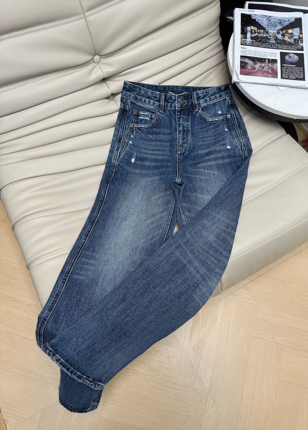 NO:758347,26-year-old whiskered washed mid-rise retro wide-leg straight jeans. You can easily go out with casual matching of the upper body. Matching with wide T or small suspenders will look great!  SMLXL,,jeans,1986090926年猫须抓皱水洗中腰复古阔腿直筒牛仔裤 上半身随意搭配就能轻松出门,宽T或者小吊带搭配起来都超有感觉！SMLXL,,jeans,,Women's clothing