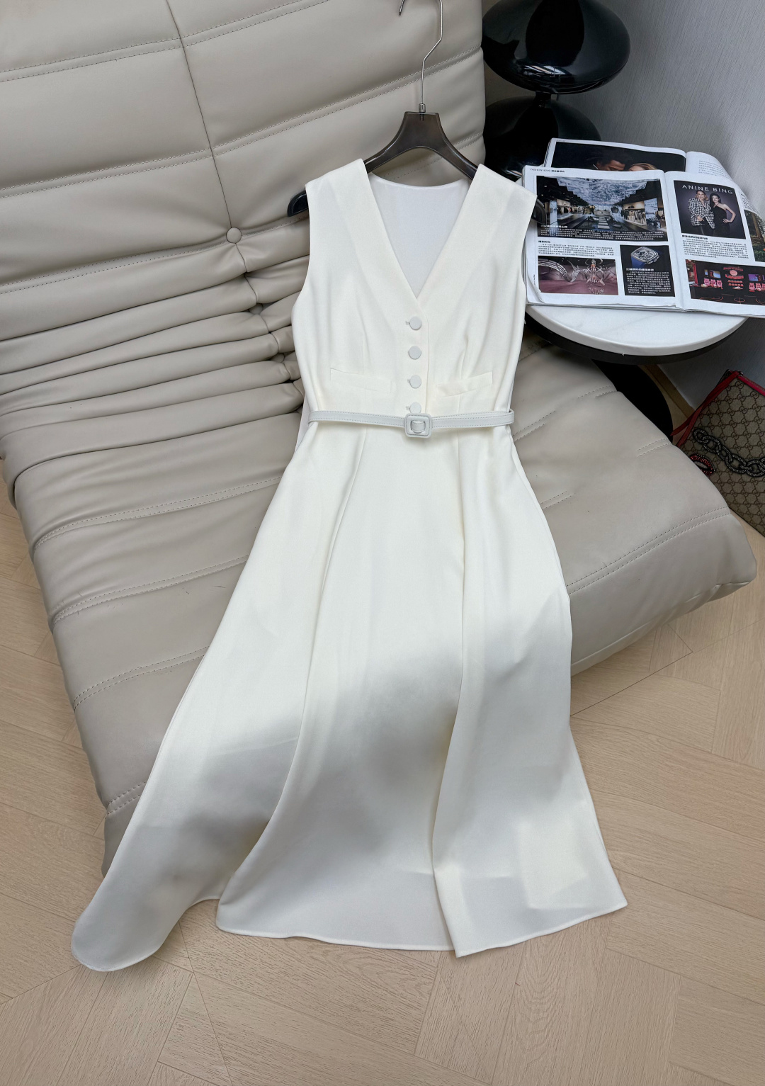 NO:759712,26 new V-neck sleeveless dress, simple and elegant silk touch, soft and drapey. The V-neck modifies the neck line. The button design adds details. The belt of the same color outlines the waistline. The metal buckle design details on the back are perfect. The A-line skirt makes it slim and smart. It can also be worn for daily commuting in parties and other formal occasions. It has perfect temperament!  Two-color SML, two-color M,,skirts,1986090926新款V领无袖连衣裙 简约优雅丝触感柔软有垂坠感 V领修饰颈部线条 排扣设计增添细节 同色腰带勾勒腰线 后背金属扣设计细节满分 A字裙摆显瘦又灵动.派对等正式场合 也能日常通勤穿搭 气质满分！两色SML 两色M,,skirts,,Women's clothing