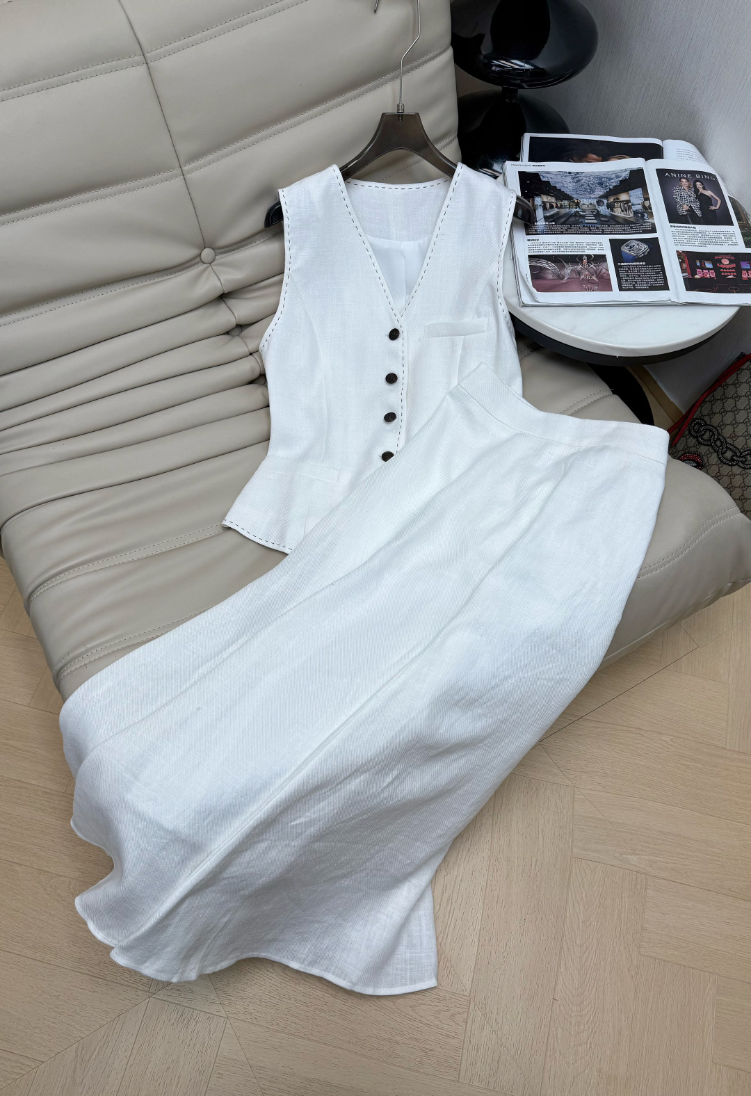 NO:761426,26 new linen vest suit. It is made of light khaki linen material. It is breathable and comfortable. The V-neck sleeveless single-breasted design is simple and retro. It is neatly cut. The waist is slightly narrowed to modify the figure and shows temperament. (The fine knot lines on the sides of the vest are all handmade and the material of the skirt hem is large enough.) Linen has its own natural texture. It can be easily controlled in low-key high-end commuting, daily life, and light work. Minimalist style girls must buy SML,,skirts,1986090926新款亚麻马甲套装 采用浅卡其色亚麻材质 透气又舒适 V领无袖单排扣设计简约复古 剪裁利落 腰部微收修饰身形超显气质.(马甲边边细结线路都是纯手工打造 半裙裙摆用料也够大)亚麻自带自然肌理 低调高级通勤、日常、轻职场都能轻松驾驭 极简风女孩必入 SML,,skirts,,Women's clothing