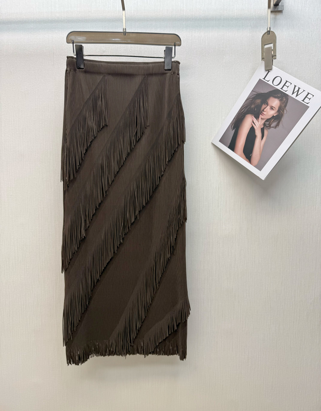 NO:761415,26Ss new tassel skirt, dark brown color + diagonal tassel design, modifies the leg shape and is full of layers!  Combined with the current popular Maillard style ~ the fabric has moderate elasticity and is comfortable to wear. The fringe element makes the whole body more flexible. Minimalist and advanced. Recommend SML,,skirts,1986090926Ss新款流苏半裙 深咖色调+斜向流苏设计 修饰腿型 层次感满满！结合当下流行的美拉德风～面料弹力适中,穿着舒适 流苏元素让整体更灵动 极简高级 推荐SML,,skirts,,Women's clothing