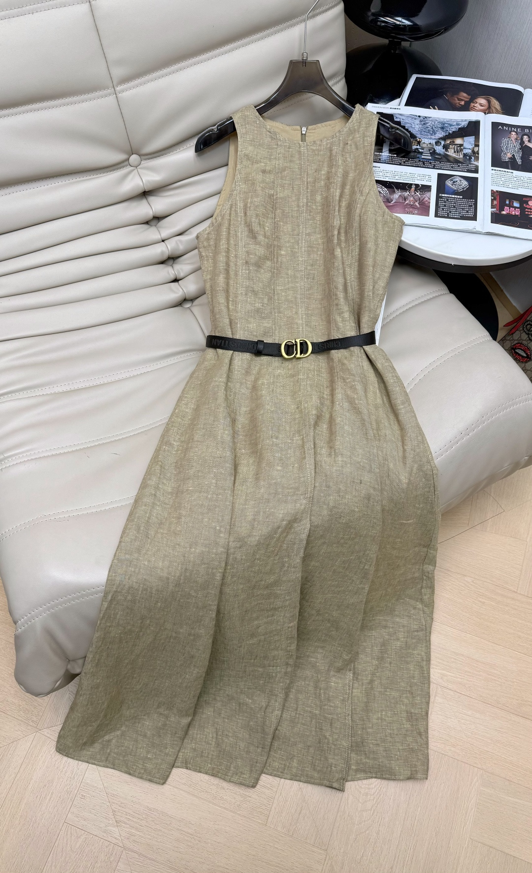 NO:790233,26Ss new summer style sleeveless waistline linen dress. Made of natural linen fabric, light and breathable. High-end details with texture. Simple yet stylish. Round neck zipper design. Waisted and slim fit. Belt to outline the waist. Perfect upper body temperament. There are always occasions when gatherings and shopping are definitely the focus of the crowd. One color and three sizes. SML,,skirts,1986090926Ss夏季新款 无袖收腰亚麻连衣裙 采用天然亚麻面料,轻盈透气 自带纹理感的高级细节 简约而不失格调 圆领拉链设计 收腰修身版型 配腰带勾勒腰身 上身气质满分～总要场合聚会逛街绝对是人群中的焦点一色三码 SML,,skirts,,Women's clothing