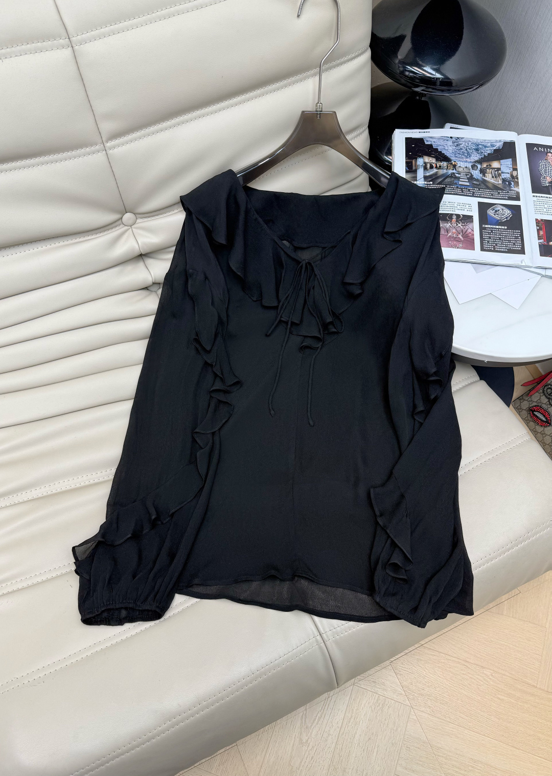 NO:790925,2026 new style French ruffled lace-up shirt with thin material, V-neck + ruffle design, super layered long sleeves and micro-flared cuffs, perfect feminine temperament. It can be easily controlled whether commuting, dating or daily travel. It looks great with high-waisted skirts or casual pants. Recommend two-color SML, skirts, shirts,198609092026新款 法式荷叶边系带衬衫轻薄薄材质 V领+荷叶边设计超有层次感长袖微喇叭袖口,柔美气质满分 无论通勤、约会还是日常出行都能轻松驾驭,搭配高腰裙或休闲裤都很出彩哦 推荐两色 SML,,skirts,shirts,,Women's clothing