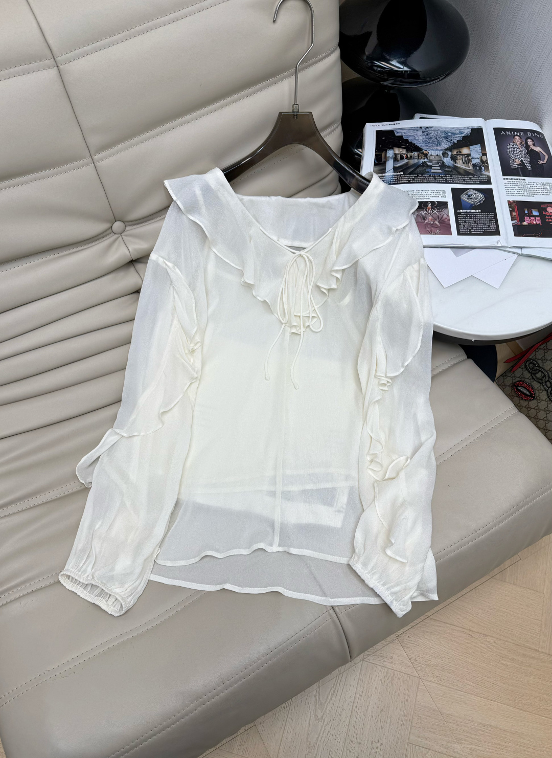 NO:790929,2026 new style French ruffled lace-up shirt with thin material, V-neck + ruffle design, super layered long sleeves and micro-flared cuffs, perfect feminine temperament. It can be easily controlled whether commuting, dating or daily travel. It looks great with high-waisted skirts or casual pants. Recommend two-color SML, skirts, shirts,198609092026新款 法式荷叶边系带衬衫轻薄薄材质 V领+荷叶边设计超有层次感长袖微喇叭袖口,柔美气质满分 无论通勤、约会还是日常出行都能轻松驾驭,搭配高腰裙或休闲裤都很出彩哦 推荐两色 SML,,skirts,shirts,,Women's clothing