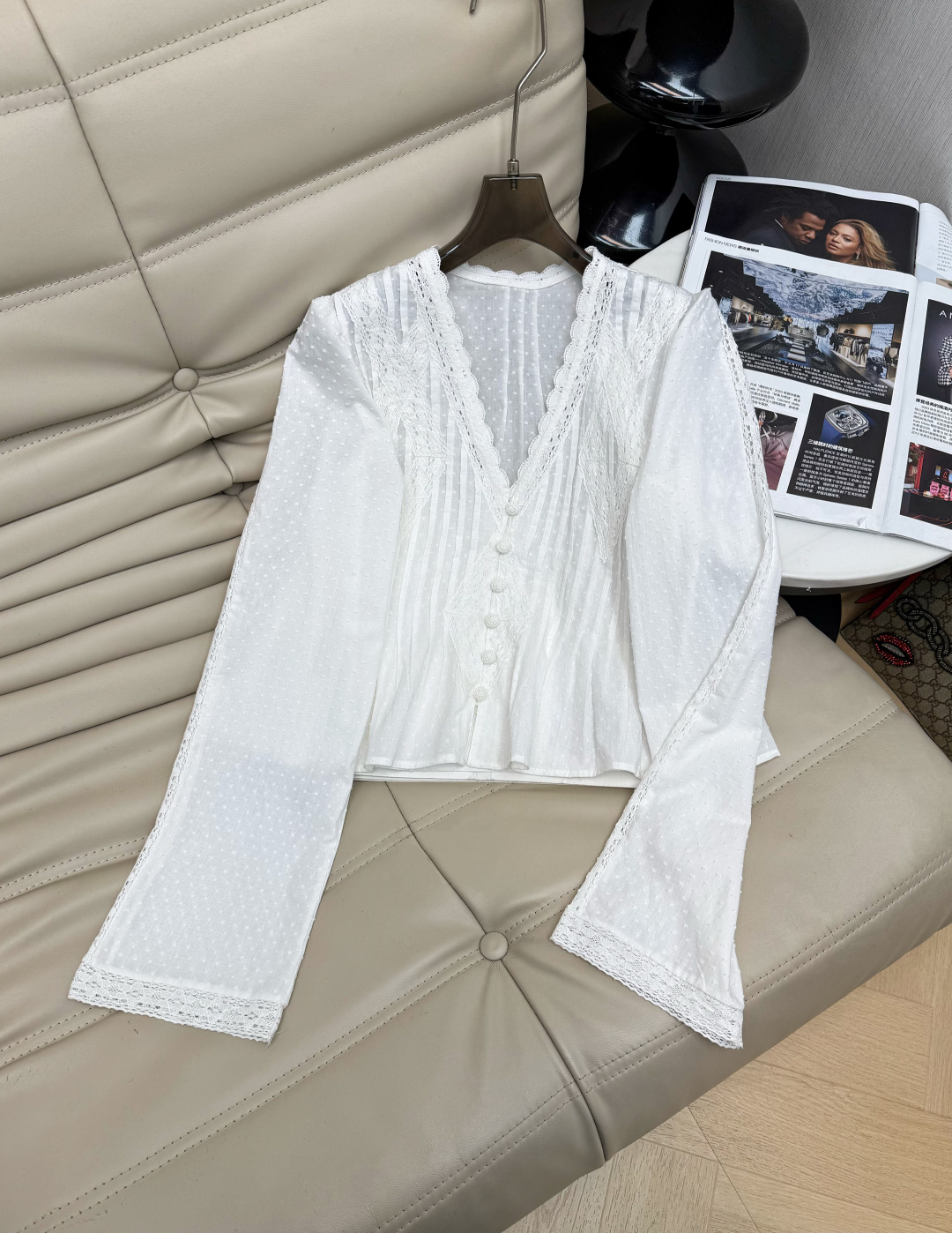 NO:790936,2026 new white V-neck lace top, thin and breathable V-neck + lace edge, full of retro elegance, front button design, easy to put on and take off with details. Long sleeves are loose, cuff lace echoes the whole, comfortable and beautiful ~ Recommend 34-36-38,,198609092026新款白色V领蕾丝上衣 轻薄透气 V领+蕾丝边,复古优雅感满满,前襟纽扣设计,穿脱方便又有细节.长袖宽松,袖口蕾丝呼应整体,舒适又美观～推荐34-36-38,,,Women's clothing