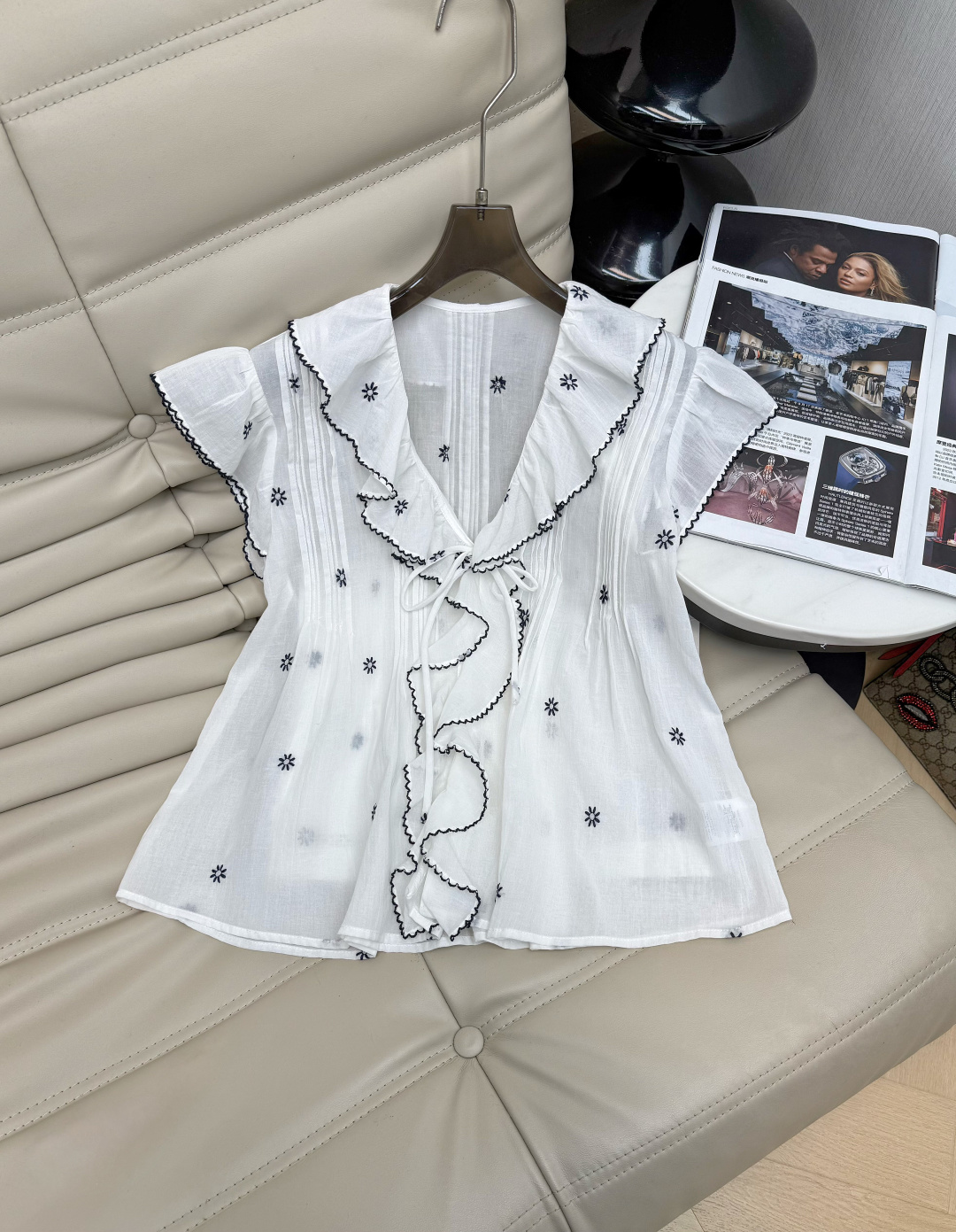 NO:790932,26Ss embroidered ruffle shirt has a thin V-neck + ruffle design, black embroidered lace embellishment, full of sophistication. It has a tie on the chest and ruffled cuffs that are sweet and modify the arm lines. The fabric is light and a must-have for summer. SML,, shirts,1986090926Ss 刺绣荷叶边衬衫轻薄V领+荷叶边设计,黑色刺绣花边点缀,精致感满满 胸前系带 荷叶边袖口甜美又修饰手臂线条.面料轻盈 夏日必备 SML,,shirts,,Women's clothing