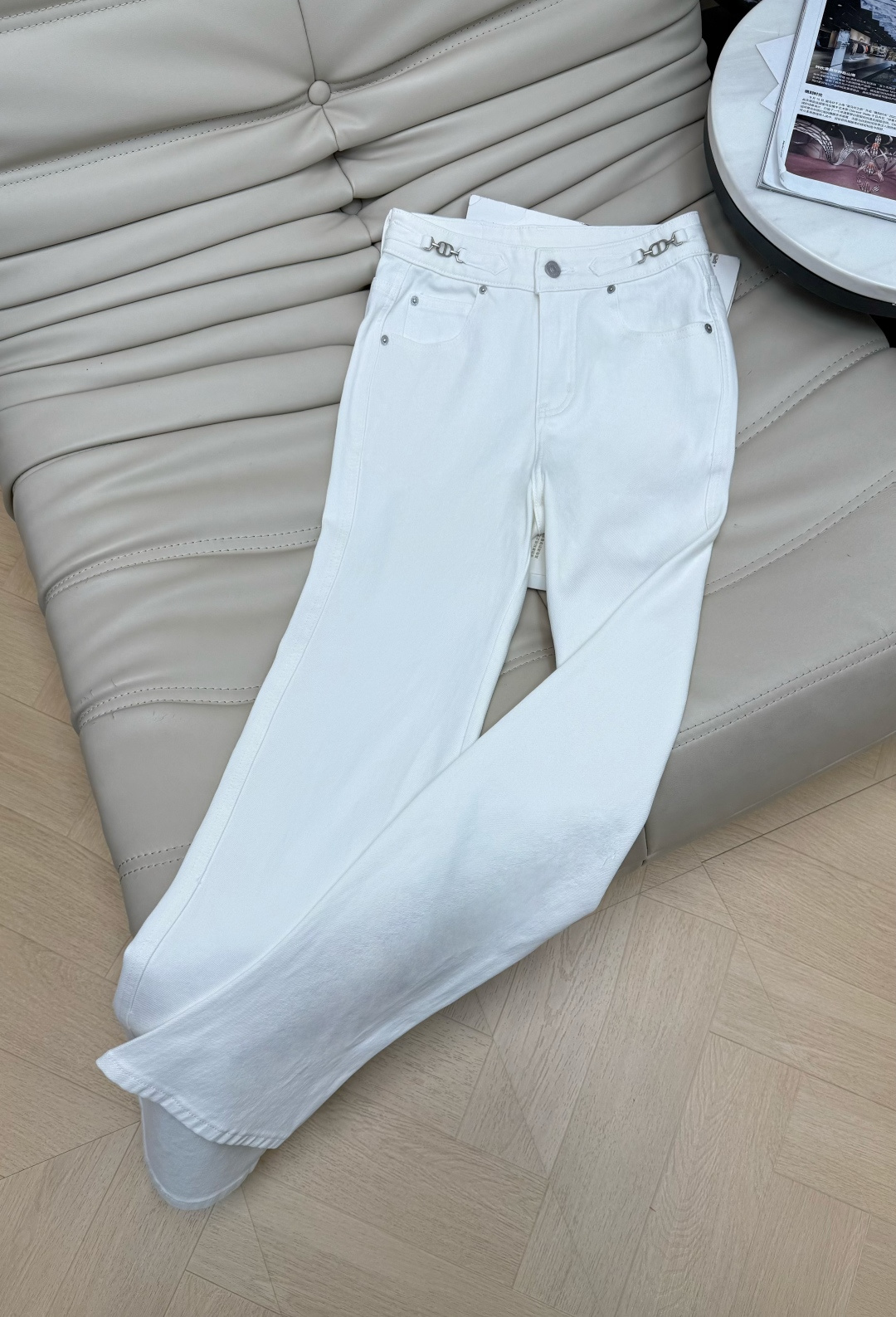 NO:791976,The new 26-year-old jeans are straight-leg, slightly flared and high-waisted, making you look taller and slimmer. The micro-elastic denim fabric has a unique texture!  The versatile slimming pant-shaped upper body is so versatile and looks great!  The hardware accessories on both sides of the waist are fashionable and high-end!  Customized perfect trousers. Quality of workmanship depends on the details. Size SMLXL.,,jeans,1986090926年新款新款牛仔裤 直筒微喇高腰版型,显高显瘦微弹牛仔面料质感绝绝子！百搭显瘦神器裤型上身百搭超好看！两侧腰部五金配饰时髦又高级的调调！定制完美裤型 做工品质看细节.码数SMLXL.,,jeans,,Women's clothing