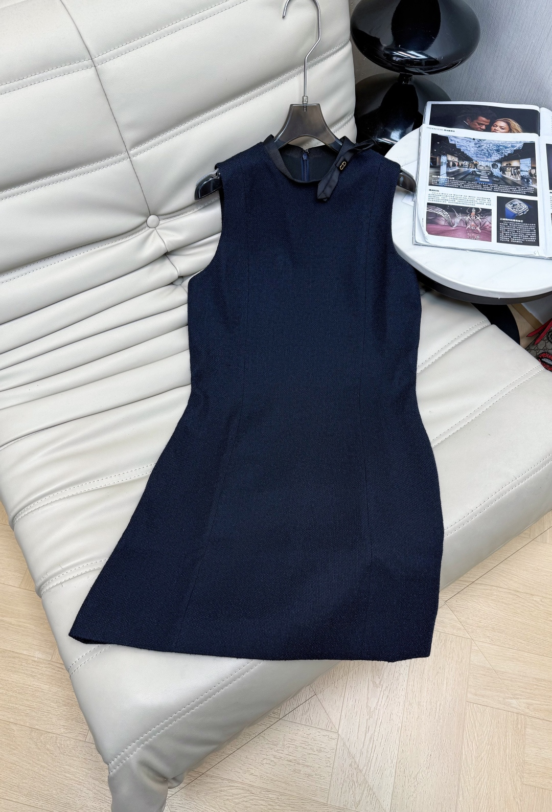 NO:791369,26Ss new blue sleeveless dress. Simple and large square fabric, crisp and not easy to wrinkle. Round neck design. Side collar bow adds a sense of detail ~ neat tailoring and slim waistline design to highlight body proportions. The skirt is knee-length. Elegant and capable. Dark blue is versatile and durable. It can be worn with a suit jacket or alone. Recommended SML,,skirts,jackets & coats,business suit,1986090926Ss 新款蓝色无袖连衣裙 简约大方面料挺括不易皱 圆领设计 侧领子蝴蝶结增加细节感~剪裁利落修身腰线设计凸显身材比例 裙长及膝 优雅又干练 深蓝色百搭耐看,可搭配西装外套或单穿 推荐 SML,,skirts,jackets & coats,business suit,,Women's clothing