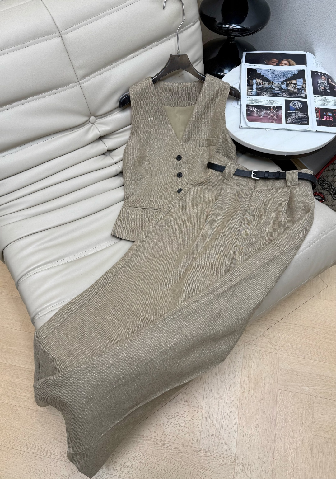 NO:791360,2620's latest suit, made of linen material with gold thread, full of high-end feel, perfect texture vest + high-waisted wide-leg pants, simple and stylish, three-dimensional cutting classic version, the upper body is slimming, versatile temperament, perfect workmanship quality, look at the details!  SML,,198609092620最新款套装 亚麻材质带金丝线 高级感拉满 质感满分马甲+高腰阔腿裤 简约又有型 立体裁剪经典版型上身巨显瘦 气质百搭完美做工品质看细节！SML,,,Women's clothing