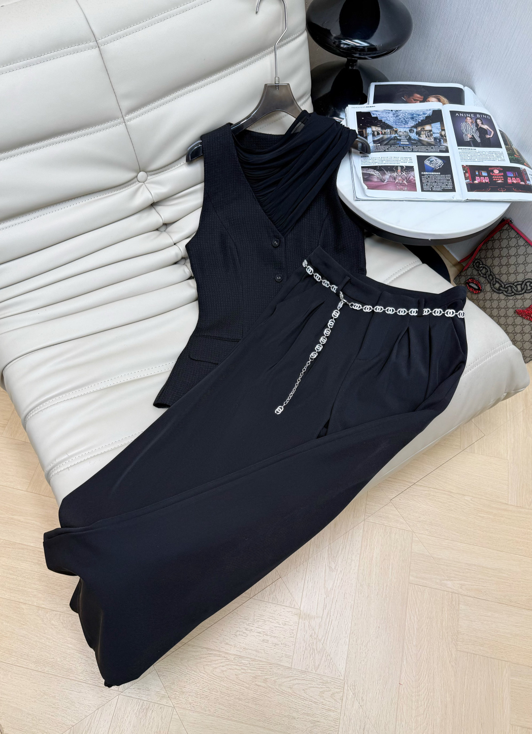 NO:791964,Vest, trousers p 26 new vest with halterneck ribbon, Korean retro style, smart and design ~ practical and stylish. The fold design of the neckline is full of layers, which can be easily controlled for commuting and traveling ~ Pair it with a shirt or high-waisted pants, you can switch between elegant or retro style at will. Tops in two colors SmL,, shirts,19860909马甲 裤子p 26新款马甲拼接挂脖飘带 韩系复古风灵动又有设计感 ～实用又有型 领口褶皱设计层次感满满,通勤、出游都能轻松驾驭～搭配衬衫、或高腰裤,优雅or复古风随心切换 上衣两色SmL,,shirts,,Women's clothing