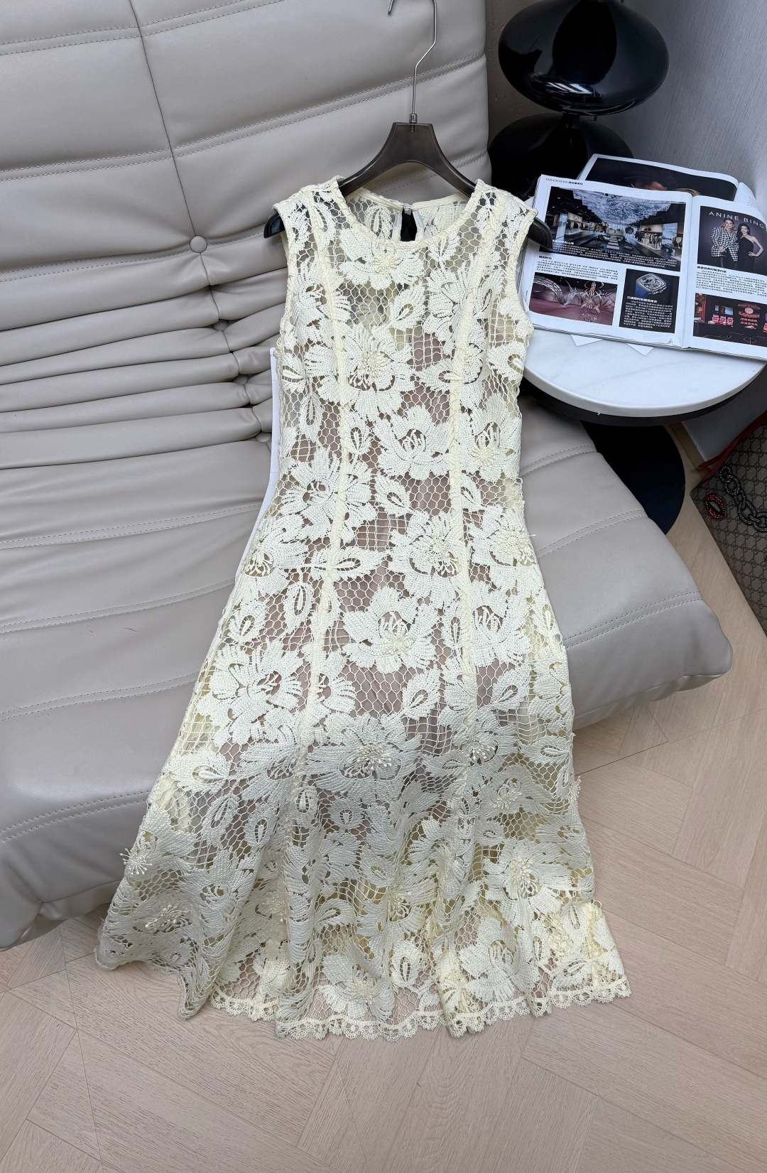 NO:791955,2026 spring and summer cream yellow lace dress (with suspenders inside) three-dimensional crochet embroidery technology, full of French romantic atmosphere. Sleeveless round neck + A-line version to modify the figure. Lace hollow design, black strap on the back neck can be tied with a bow to embellished, showing skin faintly, elegant and sexy. Cream yellow is gentle and fresh, can be easily worn in daily life and dinner, it is a must-have high-end item in spring and summer SMLXL,,skirts,198609092026春夏奶黄色蕾丝连衣裙(里面配有吊带)立体钩花刺绣工艺,法式浪漫氛围感满满.无袖圆领+A字版型 修饰身材 蕾丝镂空设计,后领黑色带子可绑蝴蝶结点缀 若隐若现展现肌肤 优雅又性感.奶黄色温柔清新,日常、晚宴都能轻松驾驭,是春夏必入的高级感单品 SMLXL,,skirts,,Women's clothing