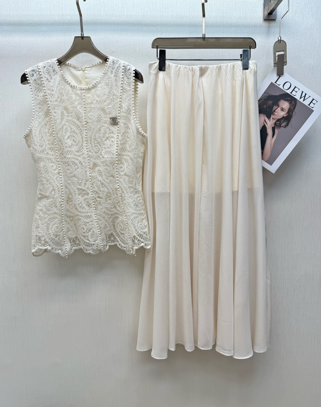 NO:792413,Exclusive first release of the 26th summer series, heavy craftsmanship, hollow lace top, high-waisted skirt, and (brooch) suit!  Elegant design!  The texture is soft, delicate, breathable and comfortable!  The high-waisted A-line skirt has a ladylike style and makes the upper body look slimmer!  Highly recommended high-end fashionable items!  Bai Fumei must enter!  Code number SML,,skirts,brooch,breastpin,19860909独家首发 26夏季系列 重工艺镂空蕾丝上衣高腰半身裙,配（胸针）套装！气质优雅设计！质感柔软细腻透气舒适！半裙高腰A字裙摆气质名媛风版型上身巨显瘦！强烈建议高级时髦单品！白富美必入！码数SML,,skirts,brooch，breastpin,,Women's clothing