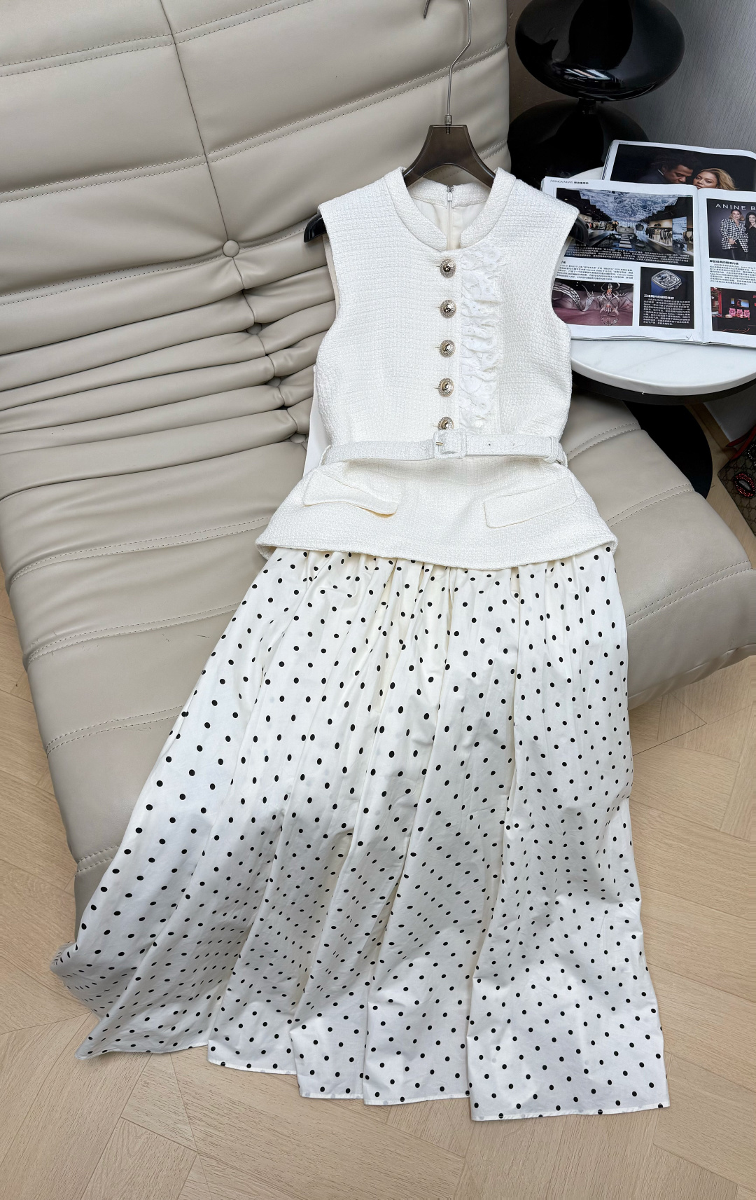 NO:793028,26Ss latest dress. The upper body is made of tweed fabric. The lower body is made of polka dots. The buttons are customized with a belt to outline the waistline. The skirt is in an A-line shape. The polka dot elements have a French romantic atmosphere ~ a dress with its own gentle filter. It is full of sophistication. Recommended SMLXL,,skirts,1986090926Ss最新款连衣裙 上半身粗花呢面料 下半身波点 扣子定制配腰带勾勒腰线,裙型A字版型,波点元素超有法式浪漫氛围感～自带温柔滤镜的一件连衣裙 精致感直接拉满 推荐SMLXL,,skirts,,Women's clothing