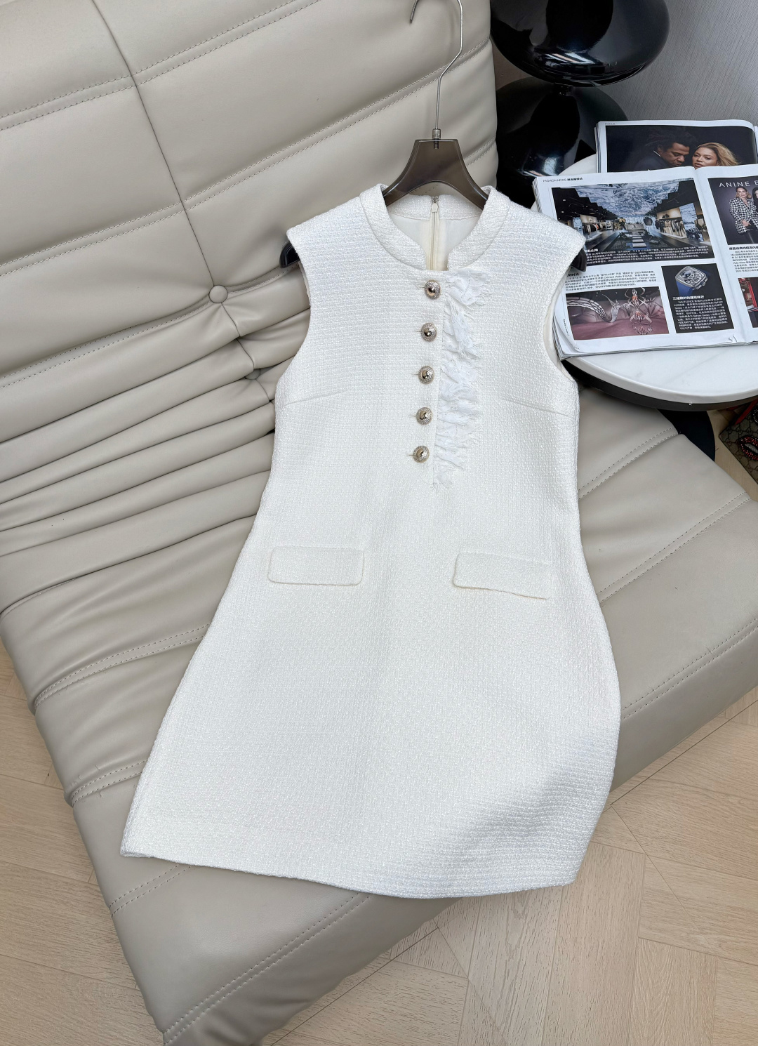 NO:793034,2026 spring and summer new white moonlight mini skirt ivory white tweed material is full of texture and high-end texture. Sleeveless A-line version, super friendly to the body. Metal buttons + fungus-edged stand-up collar. French elegance with a bit of retro flavor. Lady style. SMLXL,,skirts,198609092026春夏新款白月光小香裙象牙白粗花呢材质肌理感满满,质感高级 无袖A字版型,对身材超友好,金属纽扣+木耳边立领,法式优雅又带点复古气息 名媛风千金风 SMLXL,,skirts,,Women's clothing