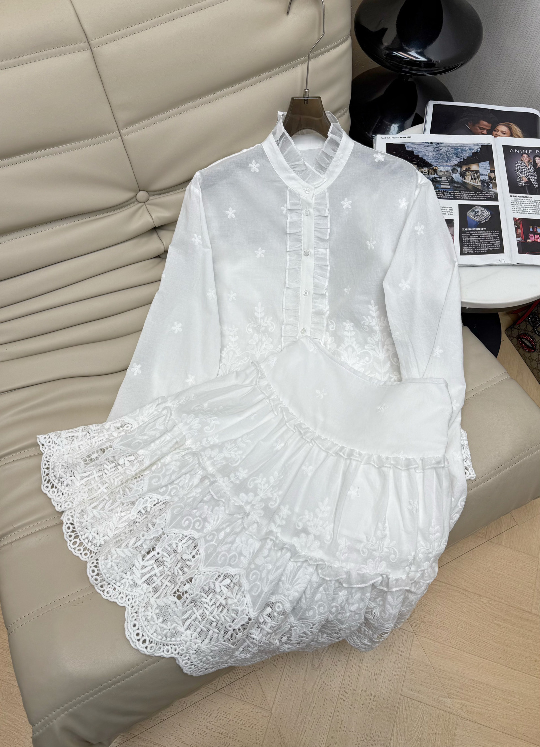 NO:793039,Top Half 2026 New Top Hollow Skirt Small stand-up collar on the top with fungus edge design on the front Heavy embroidery Full of slow details The skirt has exquisite hollow patterns that are soft, beautiful and romantic Highly tailored to modify the waistline It goes well with tops from the same series ~ Silk cotton material is skin-friendly and breathable Recommended 34-36-38,,skirts,19860909上衣 半 2026新款上衣镂空半裙 上衣小立领前面木耳边设计 重工刺绣 细节感慢满满 半裙精致镂空花纹柔,美又浪漫 高要裁剪修饰腰线 搭配同系列上衣很出彩～丝棉材质 亲肤又透气 推荐 34-36-38,,skirts,,Women's clothing