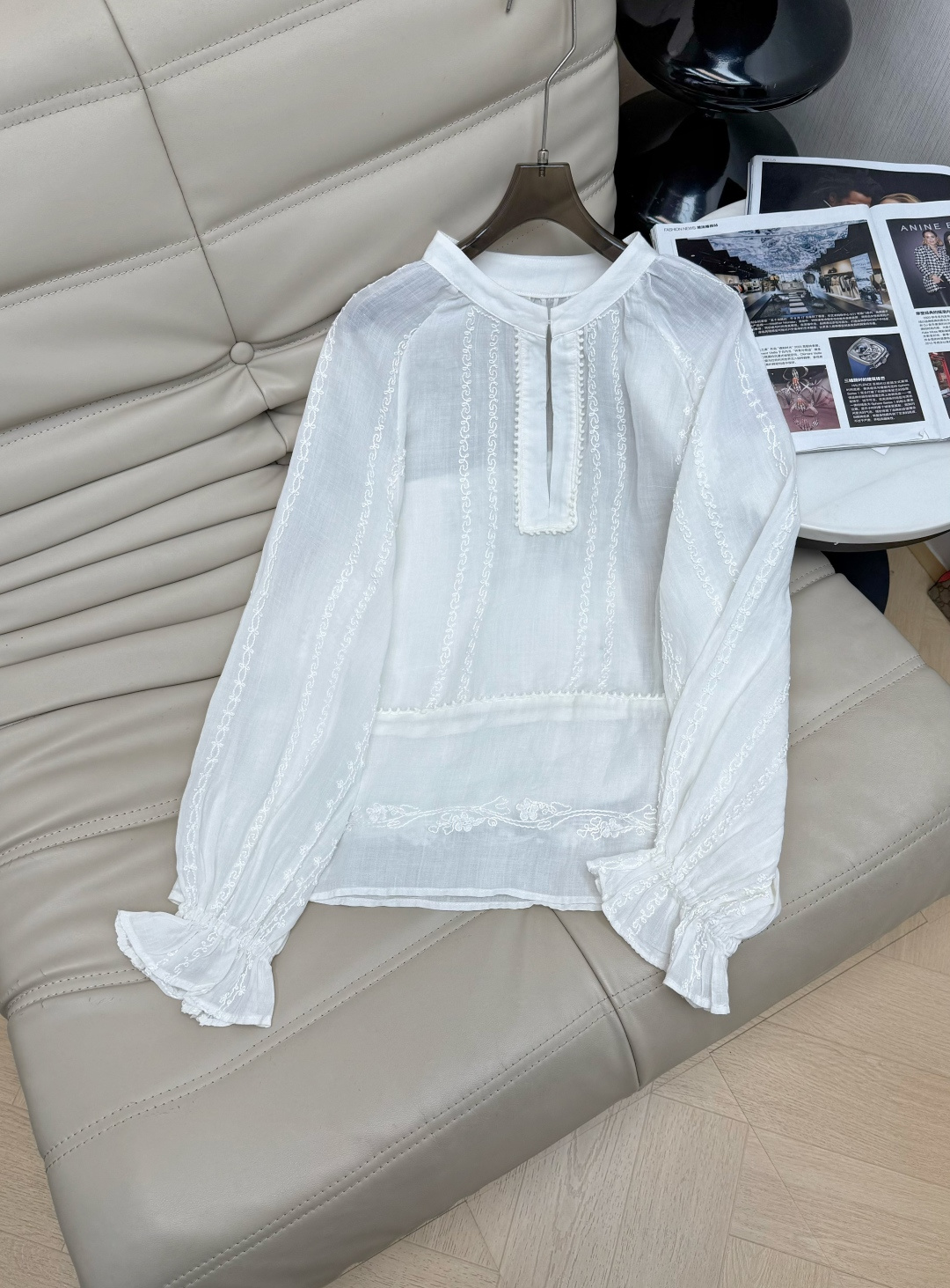 NO:793522,26Ss new shirt is made of natural linen, light and breathable, French heavy embroidery + hand crochet, full of details, bohemian atmosphere, bell cuffs, retro and fairy, white, fresh and versatile, a must-have small shirt for summer SML,,1986090926Ss新款衬衣 用天然亚麻 轻薄透气 法式重工刺绣+手工钩花,细节满满,波西米亚风氛围感拉 喇叭袖口 复古又仙气,白色清新百搭 夏日必备小衬衣 SML,,,Women's clothing