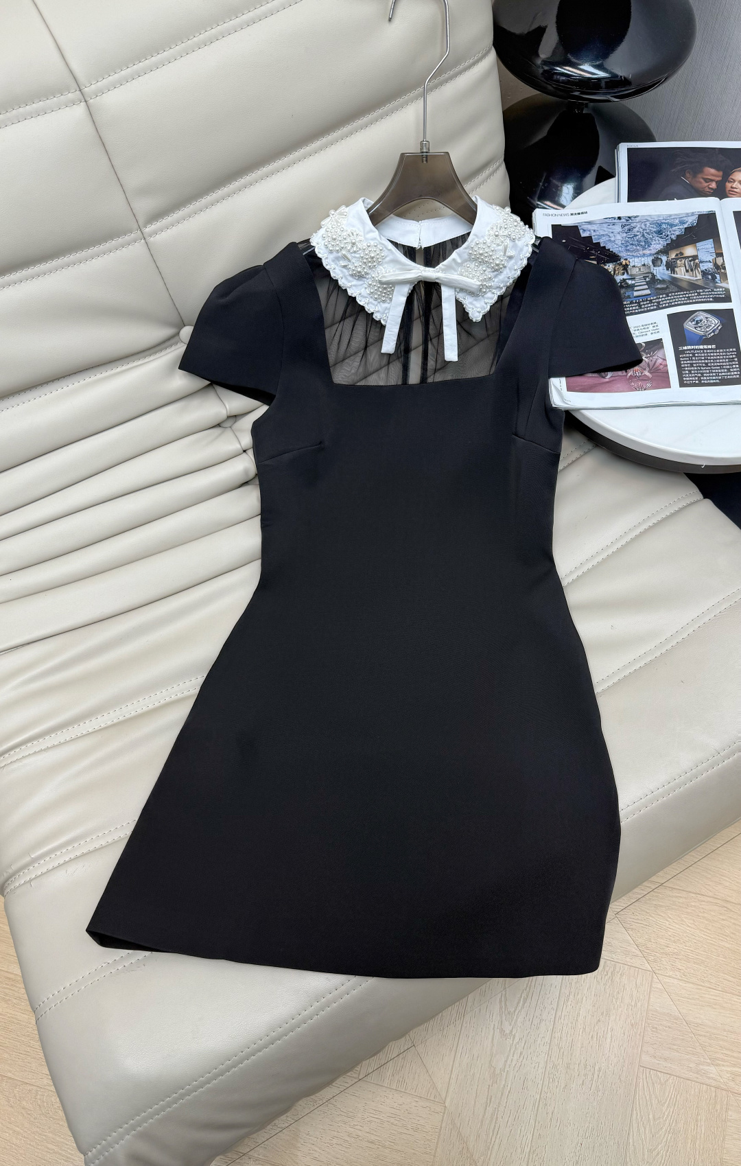 NO:794400,2026 early spring Hepburn style little black dress with black main tone, white heavy beading doll collar, pearl embellishment and bow design, elegant and playful. Mesh splicing neckline, perfect sense of perspective, short straight version makes you slimmer and taller, super tolerant to your figure!  The fabric is crisp and stylish. Get the rich lady atmosphere. Recommend SMLXL M,,skirts,198609092026早春赫本风小黑裙黑色主调 白色重工钉珠娃娃领 珍珠点缀和蝴蝶结设计,优雅又俏皮 网纱拼接领口,透视感满分,短款直筒版型显瘦显高,对身材超包容！面料挺括有型饰 get千金大小姐氛围感 推荐SMLXL M,,skirts,,Women's clothing