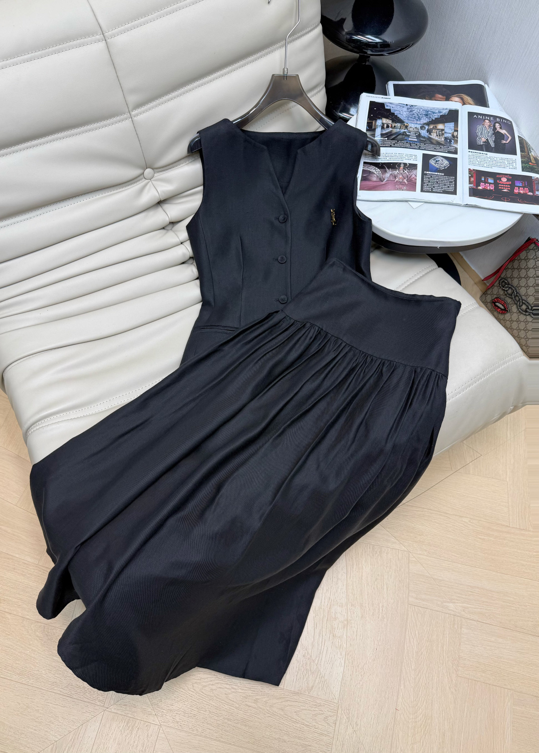 NO:795866,——New style for early spring of 2026. Elegant and elegant vest and skirt luxury suit!  Sleeveless V-neck top + high-waisted skirt with a small brooch. The style is versatile and easy to match. The upper body is so beautiful that you don’t want it!  Imported fabrics are exquisite and comfortable!  The quality of workmanship depends on the details!  Highly recommended new products, single color, spot SML, skirts, brooch, breastpin,19860909——26年早春新款 优雅气质马甲半裙奢套装！ 无袖V领小上衣+高腰半裙 配带小胸针 版型百搭不挑人上身美的不要不要的！进口面料质感细腻舒适！做工品质看细节！极烈推荐新品 单色 现货SML,,skirts,brooch，breastpin,,Women's clothing