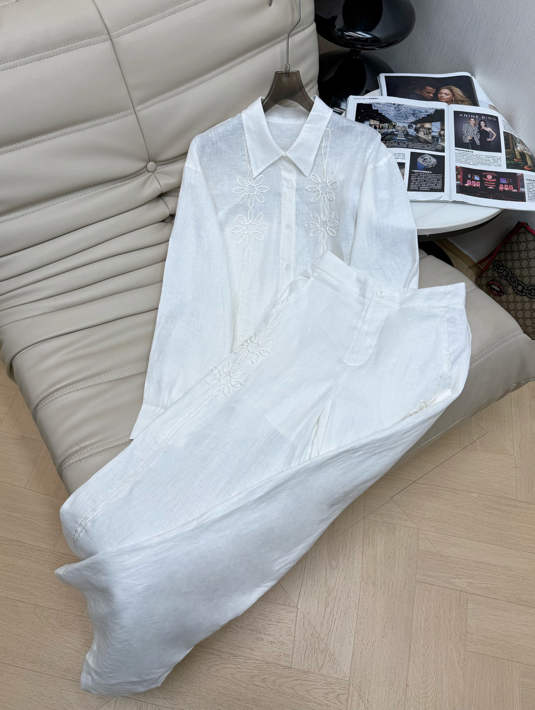 NO:795862,Tops, pants, 26Ss white shirt and linen pants, made of linen spring, heavy embroidery, exquisite three-dimensional pattern, perfect texture, loose fit, long lapel, long sleeves, can be worn for commuting and leisure, great to wear alone or layered. Linen has its own sun protection properties. Recommended two-color SML, shirts,19860909上衣 裤子 26Ss白色衬衫亚麻裤子 采用亚麻春 重工刺绣 花纹精致立体,质感满分 宽松版型,翻领长袖,通勤休闲都能穿,单穿或叠搭都很出彩.亚麻自带防晒属性 推荐 两色SML,,shirts,,Women's clothing