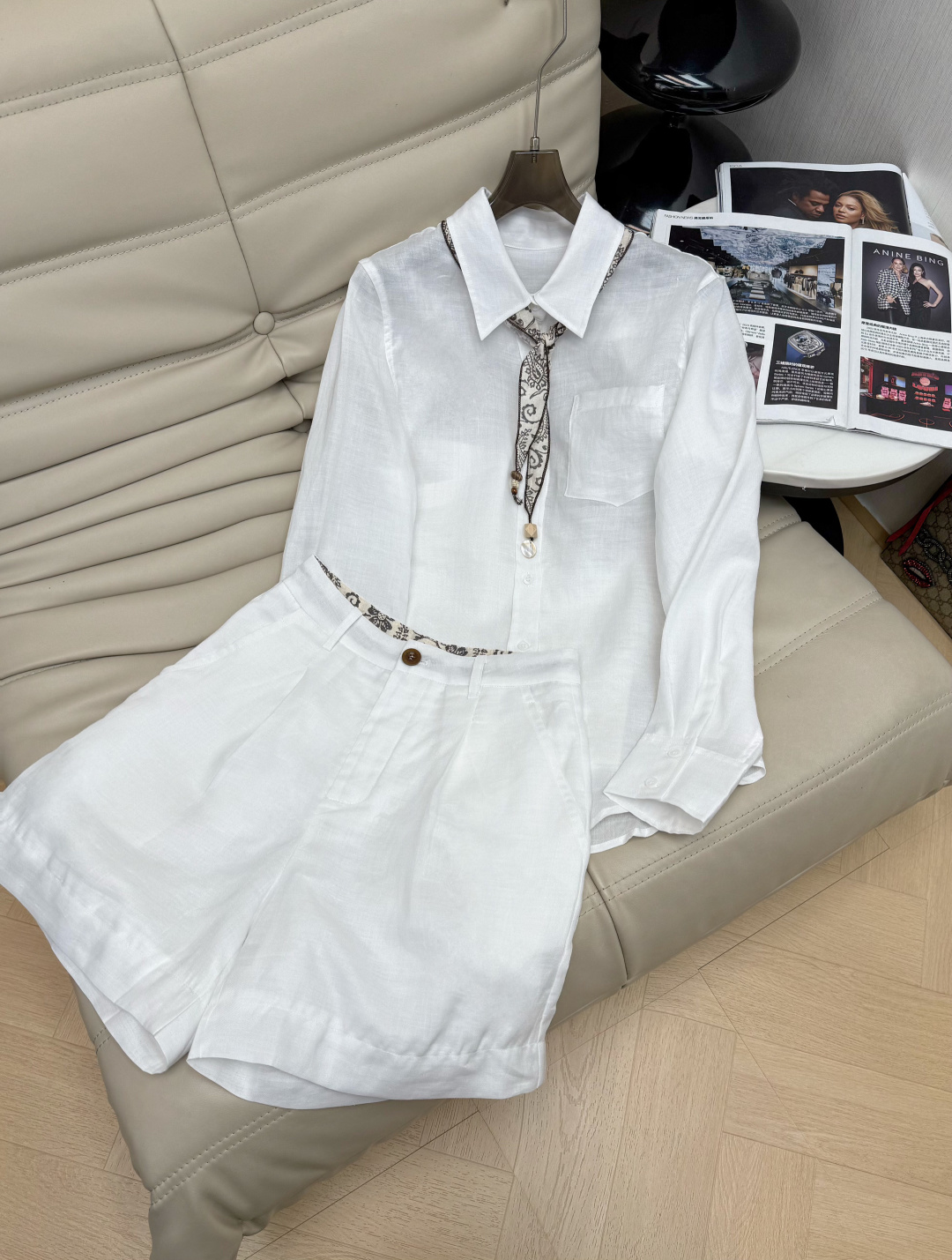 NO:796368,Tops and pants 2026 latest linen shirt and trousers suit linen fabric is breathable and light on the skin. The shirt is a classic lap tie with printed silk scarf, which adds a French retro laziness ~ the pants are high-waisted and A-line style, slimming and modifying the leg shape. The waist details echo the shirt silk scarf printing. Full marks for details are recommended. SML,, shirts, ties,19860909上衣裤子 2026最新款亚麻衬衫中裤套装亚麻面料 透气轻肤 衬衫是经典翻领带印花丝巾 增加法式复古慵懒感～裤子高腰A字版型 显瘦又修饰腿形 腰边细节跟衬衣丝巾印花相呼应 细节满分推荐 SML,,shirts,ties,,Women's clothing