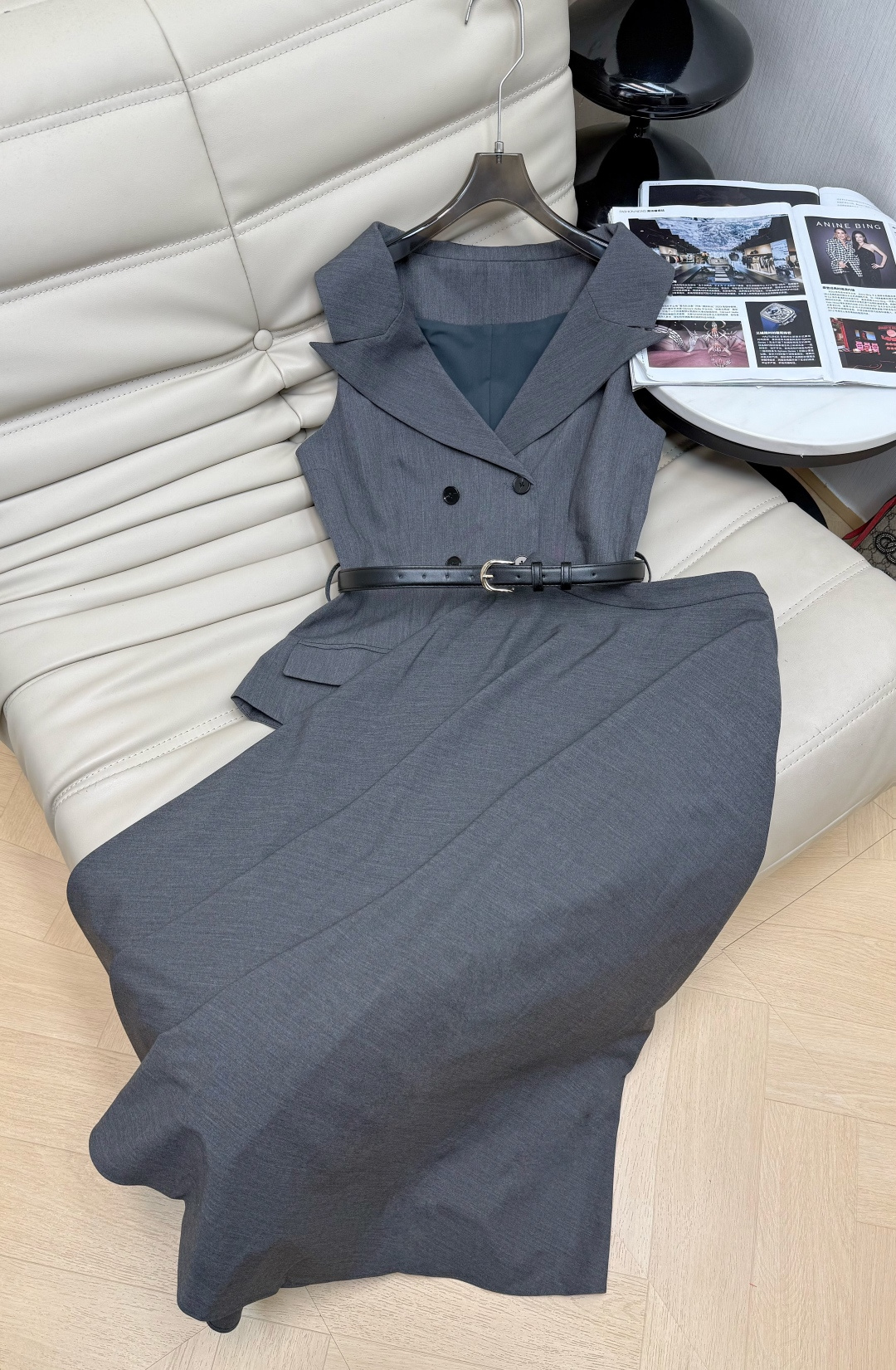 NO:796983,2026 spring and summer new suit uses high-quality fabrics, neat lines, double-breasted + lapel design, perfect temperament!  The black belt around the waist outlines the waistline. The hem of the skirt is made of enough material. The fabric has a drapey feel. It is full of layers, elegant and modern. It can easily control the confident aura of urban women in commuting, workplace and formal occasions!  SML,,skirts,198609092026春夏新款套装 采用高品质面料,线条利落,双排扣+翻领设计 干练气质满分！腰部黑色腰带勾勒腰线 半裙裙摆用料足 面料有垂感 层次感十足,优雅又现代.通勤、职场、正式场合都能轻松驾驭都市女性自信气场轻松get！ SML,,skirts,,Women's clothing