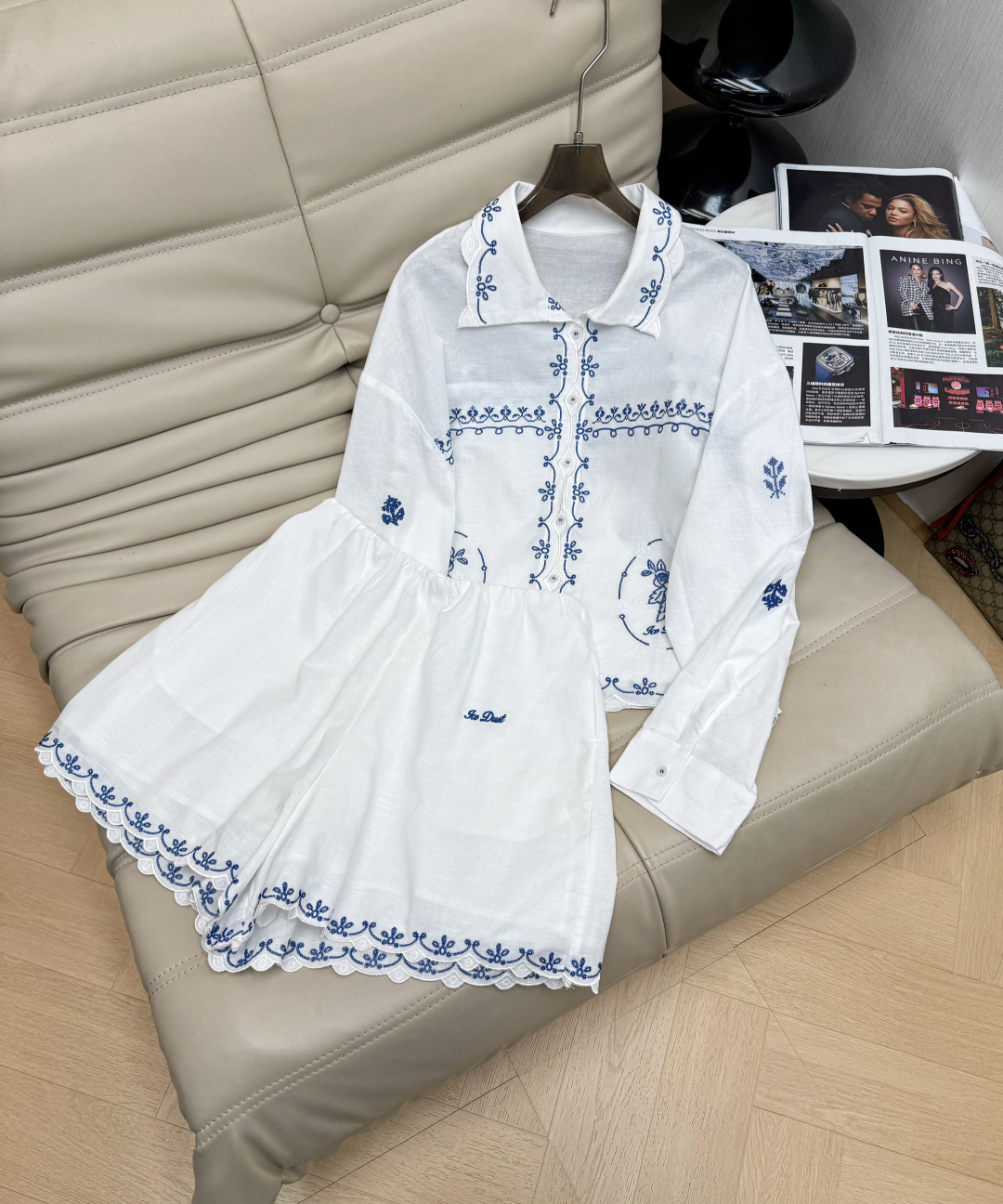 NO:796979,Tops and trousers 26 spring and summer series embroidered short jackets, shorts, thin linen material, breathable and comfortable, milky white background with blue cross-stitch, full of retro literary sense. Lapel + wavy hem, exquisite details, shoulder line and proportion design. Pants elastic waist design, super tolerant, fresh and elegant to wear, recommended 34-36-38,, shorts, jackets & coats,19860909上衣裤子 26春夏系列绣花短外套衬衣 短裤 轻薄亚麻材质,透气舒适,奶白底色配蓝色十字绣花,复古文艺感满满.翻领+波浪下摆,细节精致,肩线和比例设计很讲究 裤子松紧腰设计 包容性超强 穿上清新又优雅 推荐34-36-38,,shorts,jackets & coats,,Women's clothing