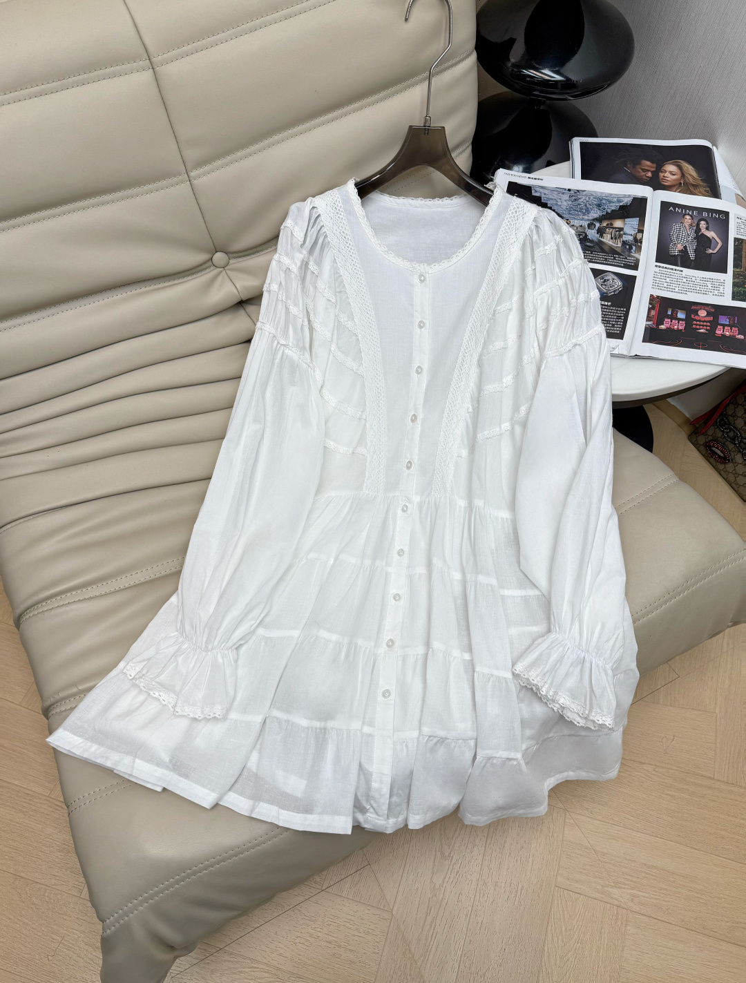 NO:796968,26 spring and summer series white cotton shirt dress, made of pure cotton fabric, soft and breathable, French simple style, placket lace splicing + ruffled cuffs, full of retro elegance. Loose version, strong tolerance, beautiful to wear alone or with a jacket, full of French relaxed atmosphere 34-36-38,,skirts,jackets & coats,shirts,1986090926春夏系列白色棉质衬衫连衣裙,采用纯棉面料柔软透气 法式简约风,门襟蕾丝拼接+荷叶边袖口,复古优雅感满满.宽松版型,包容性强,单穿或搭配外套都很美,法式松弛氛围感拉满 34-36-38,,skirts,jackets & coats,shirts,,Women's clothing