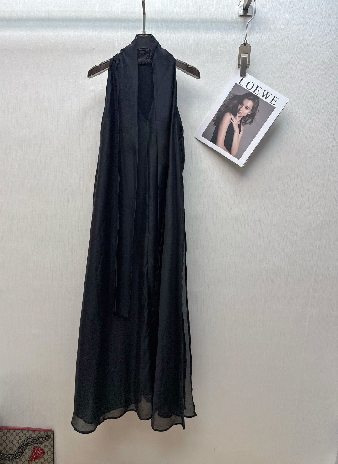 NO:797583,The exclusive debut of the V-neck floating vest dress, which is elegant and high-end. It has a strong sense of drape and is super friendly to the figure. The large skirt design brings an elegant feeling when walking~ The material is light and breathable, and it is super comfortable to wear in summer. It can be easily used on vacations, parties, and daily life!  Pair it with pearl earrings or a straw bag to complete the atmosphere. Monochrome SML M, espadrilles, skirts,19860909独家首发V领飘背心连衣裙,优雅又高级.垂坠感强,对身材超友好,裙摆大设计走路自带飘逸感～材质轻盈透气,夏天穿超舒服,度假、聚会、日常都能轻松驾驭！搭配珍珠耳坠或草编包,氛围感直接拉满.单色 SML M,,espadrilles,skirts,,Women's clothing