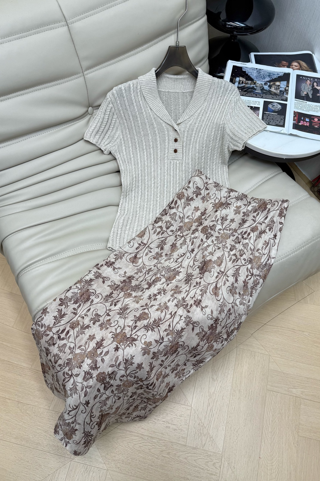 NO:797578,Top and skirt 26's latest retro vine floral print is elegant and artistic, filling the atmosphere. The mid-length + slit design modifies the shape of the legs and facilitates movement. It can be easily used for commuting, dating, and art museums. Paired with a sweater or shirt, you can easily get a lazy and high-end feel. It is a practical and fashionable versatile item!  Monochrome SML,,skirts,shirts,19860909上衣半裙26最新复古藤蔓花卉印花,优雅又有艺术感,氛围感拉满.中长款+开叉设计,修饰腿型还方便活动,通勤、约会、艺术馆都能轻松驾驭.搭配针织衫或衬衫,轻松get慵懒高级感,是实用又时髦的百搭单品！单色SML,,skirts,shirts,,Women's clothing