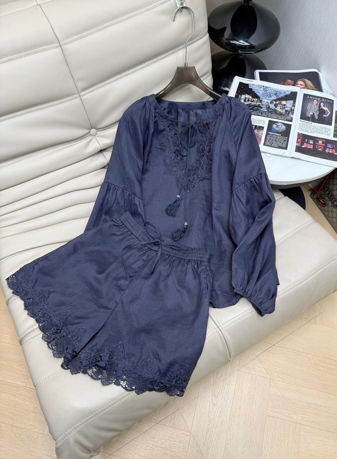 NO:798008,Exclusive real shots of 26 new models, elegant V-neck heavy-duty hollow embroidered shirt, high-waisted shorts suit, original customized splicing embroidery, retro elegant design with shorts of the same color, fashionable and elegant, perfect tailoring, beautiful upper body!  Fairy and elegant white and rich beauty must-have item!  Quality depends on the details!  Two-color SML,,shorts,shirts,19860909独家实拍 26新款 气质V领重工镂空绣花衬衫高腰短裤 套装 原版定制拼接刺绣 复古优雅风设计搭配同色系短裤 时尚优雅,完美剪裁上身美的不要不要的！仙气优雅的白富美必备单品！品质看细节！两色色SML,,shorts,shirts,,Women's clothing