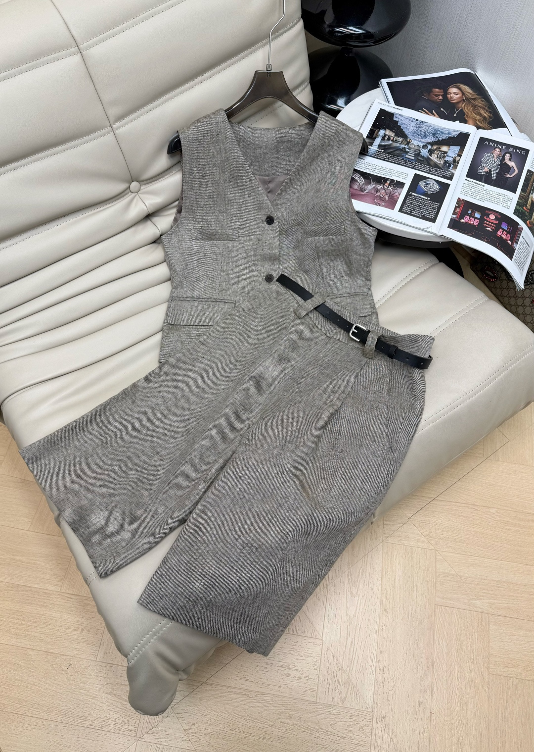 NO:798007,Tops and trousers 26 latest linen vests and linen trousers. High-quality linen fabric. The surface has a unique texture, breathable and comfortable. V-neck + five-button design, simple and elegant. The color is low-key and versatile. The pants are high-waisted and wide-leg designed to modify the leg shape to make you taller and slimmer. The waist belt is practical and has a sense of design. It can be easily controlled for commuting, work, and leisure. It is great to wear alone or layered with T-shirts. High-quality old money style attracts SML,,19860909上衣裤子 26最新款亚麻马甲亚麻中裤 高品质亚麻面料 表面有独特肌理感,透气又舒适 V领+五颗纽扣设计,简约大方 颜色低调百搭 裤子高腰阔腿设计 修饰腿形显高又显瘦.腰部配腰带实用又有设计感.通勤、职场、休闲都能轻松驾驭,单穿或叠穿T桖都很出彩 高质感老钱风拉满 SML,,,Women's clothing