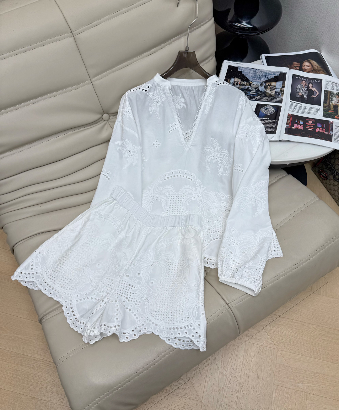 NO:798334,Tops and skirts 26Ss hollow suit V-feather top + loose shorts, pure cotton drawstring embroidery, exquisite hollow patterns, full of French romantic atmosphere. The V-neck of the top modifies the neck line, and the lantern sleeve design is lazy and casual. The shorts are comfortable and breathable and have a very good fit. They can be easily used for vacation or leisure. The relaxed atmosphere is full~SML,,skirts,shorts,19860909上衣半裙 26Ss镂空套装 V翎上衣+宽松短裤,纯棉抽纱绣工艺,精致镂空花纹,法式浪漫氛围感满满.上衣V领修饰颈部线条,灯笼袖设计慵懒随性 短裤舒适透气版型超好 度假或休闲都能轻松驾驭 松弛氛围感拉满～SML,,skirts,shorts,,Women's clothing