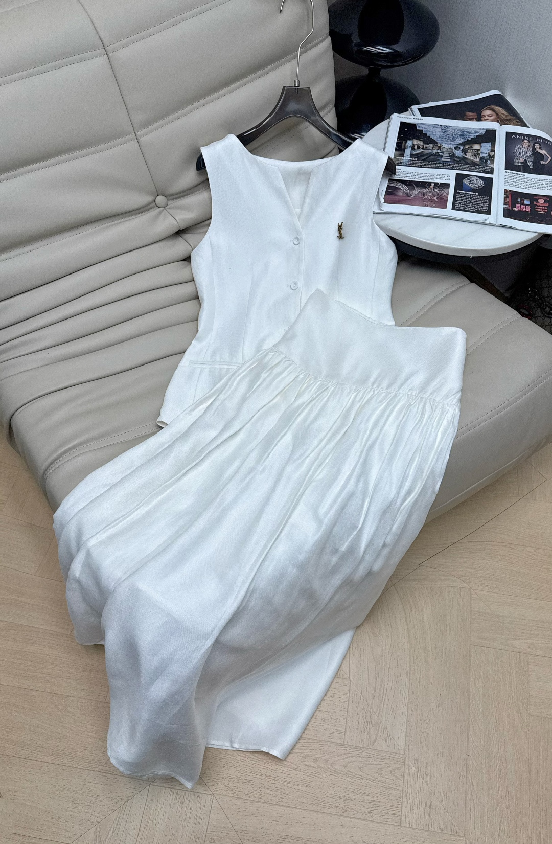 NO:798640,——New style for early spring of 2026. Elegant and elegant vest and skirt luxury suit!  Sleeveless V-neck top + high-waisted skirt with a small brooch. The style is versatile and easy to match. The upper body is so beautiful that you don’t want it!  Imported fabrics are exquisite and comfortable!  The quality of workmanship depends on the details!  Highly recommended new product, single color, in stock, SML M, skirts, brooch, breastpin,19860909——26年早春新款 优雅气质马甲半裙奢套装！ 无袖V领小上衣+高腰半裙 配带小胸针 版型百搭不挑人上身美的不要不要的！进口面料质感细腻舒适！做工品质看细节！极烈推荐新品 单色 现货SML M,,skirts,brooch，breastpin,,Women's clothing