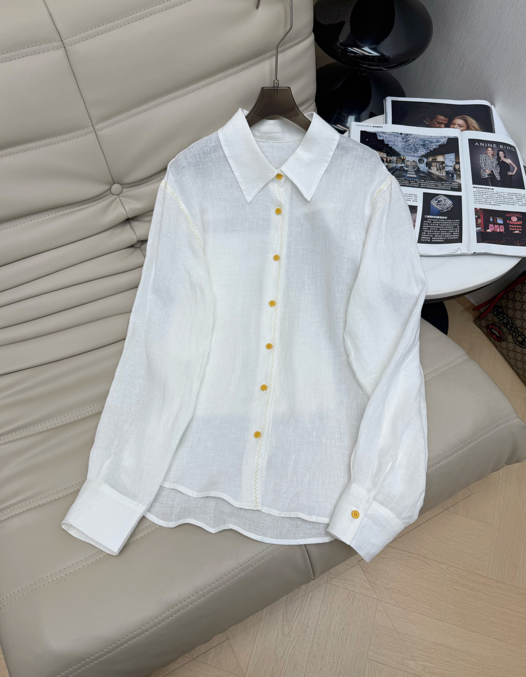 NO:798972,26 The latest white linen shirt is made of linen material, skin-friendly and breathable, simple lapel + yellow buttons, full of details. Loose fit, strong tolerance, easy to control during daily commuting. Linen has its own natural texture, high-end texture, versatile and magical SML,, shirts,1986090926最新款白色亚麻衬衫 采用亚麻材质,亲肤透气简约翻领+黄色纽扣 细节满分.宽松版型,包容性强,通勤日常都能轻松驾驭.亚麻自带自然纹理,质感高级 百搭神奇 SML,,shirts,,Women's clothing