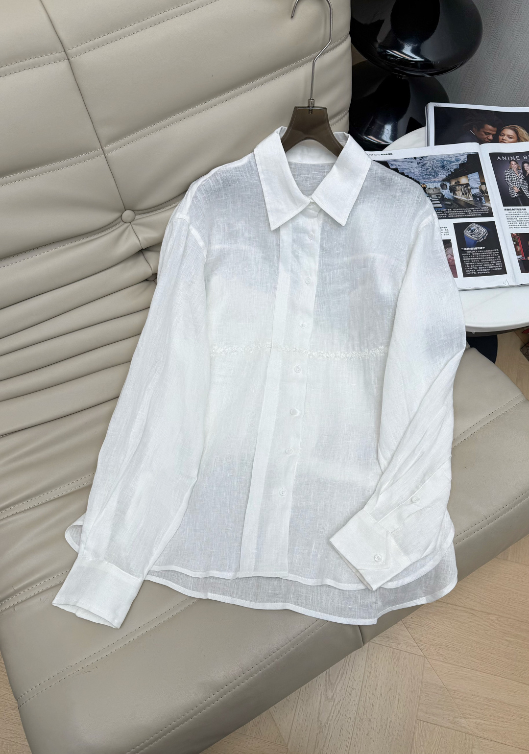 NO:798970,26 The latest linen white shirt. Light and breathable. Loose fit + classic lapel. The workmanship details are exquisite, simple and textured. The linen fabric absorbs moisture, is breathable and dissipates heat quickly. The white color is versatile and looks good with jeans and linen pants. Recommend SML, jeans, shirts,1986090926最新款亚麻白色衬衫 轻薄透气 宽松版型+经典翻领 做工细节很精致,简约又有质感 亚麻面料吸湿透气散热快 白色百搭,配牛仔裤、麻裤都好看 推荐SML,,jeans,shirts,,Women's clothing