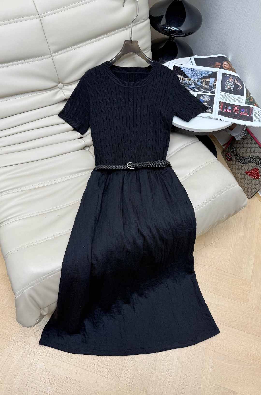 NO:798959,26 Latest Dresses Linen Dresses, Splicing Design + Belt to Cinch the Waist, Relaxing Wear!  The knitted texture of the upper body is soft and fit. The round neck and short sleeves are simple and elegant. (The belt is hand-knitted.) The belt increases the proportion. The overall style is quiet and luxurious, low-key and elegant, with perfect temperament. Recommend two-color SML, skirts, and T-shirts.1986090926最新款连衣裙 麻织连衣裙,拼接设计+腰带收腰 松弛感穿搭！上身针织纹理 柔软贴合 圆领短袖简约大方,(腰带纯手工编织)腰带提升比例整体静奢风,低调优雅,气质满分 推荐两色SML,,skirts,T-shirt,,Women's clothing
