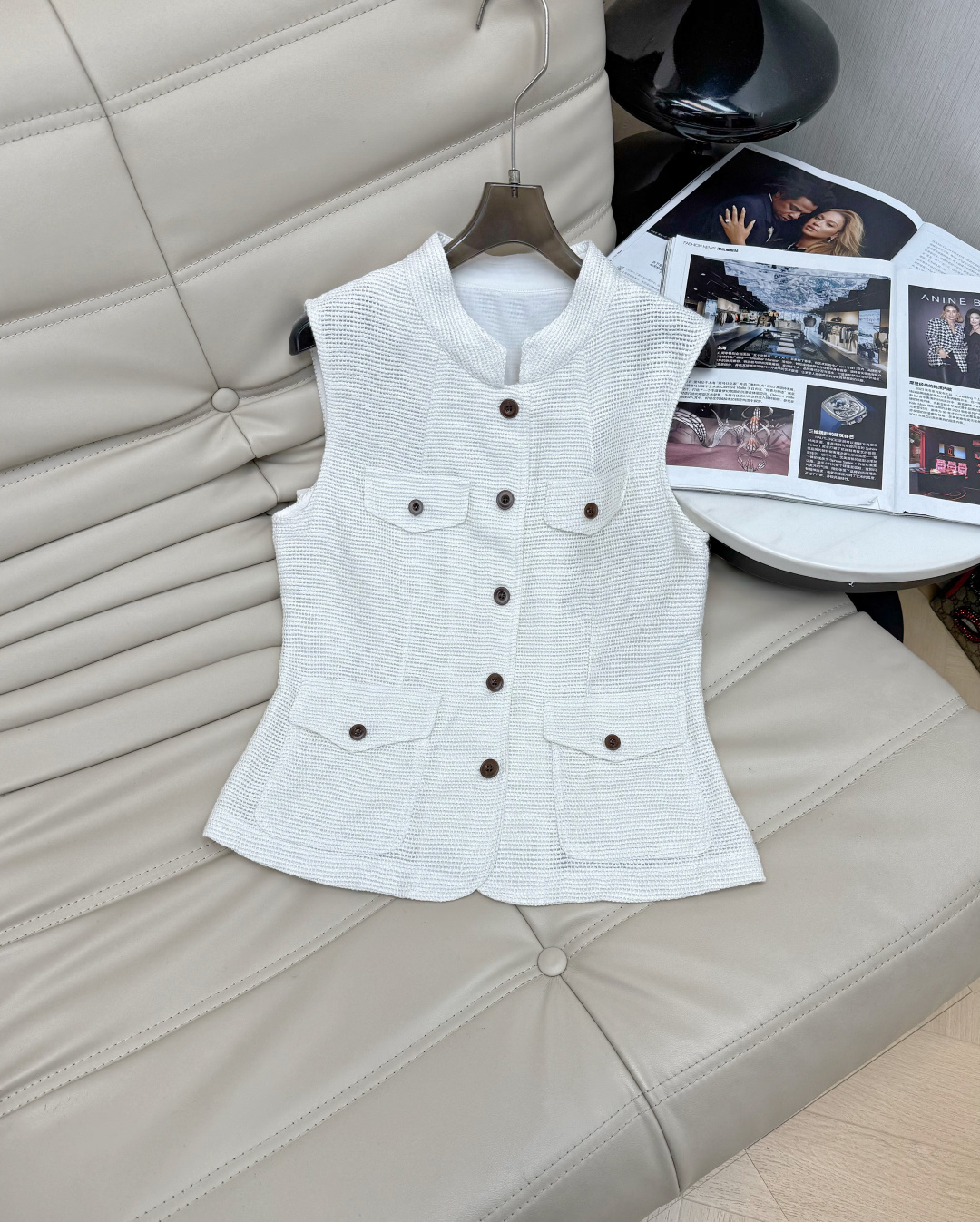 NO:799427,26Ss vest, light and luxurious hollow design, breathable and comfortable, white stand-up collar + four patch pockets, simple and practical, slim fit and slim fit. Linen and silver silk blend, the silver wire shines slightly under the light, low-key and textured, looks great when worn alone or layered, it is a must-have item for 'old money style' wear!  SML,,1986090926Ss马甲 轻奢镂空设计 透气又舒适 白色立领+四贴袋,简约实用,修身剪裁显瘦又干练.亚麻银丝混纺 银丝在光线下微微闪耀,低调又有质感,单穿叠搭都很出彩,是“老钱风”穿搭必备单品！SML,,,Women's clothing