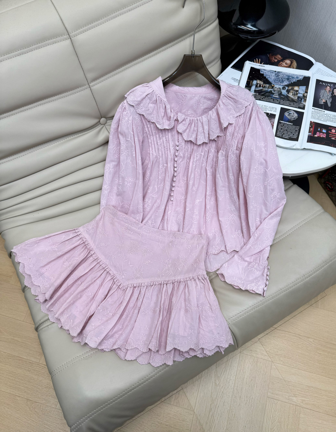NO:799877,Top, skirt, 26Ss new color ruffle top and skirt. Made of light and soft cotton fabric, super comfortable to the touch. The ruffle design makes the whole body more soft and layered. The light purple tone is fresh and elegant. It is very suitable for spring and summer. The skirt is of moderate length, which can modify the body shape and facilitate movement. It has a gentle and sweet style 34-36.38,,skirts,19860909上衣 半裙26Ss新款色荷叶边上衣裤裙 采用轻薄纯棉柔软面料,触感超舒适,荷叶边设计让整体更柔美有层次感浅紫色调清新优雅,春夏穿超适合 裙摆长度适中,修饰身形又方便活动,温柔甜美风 34-36.38,,skirts,,Women's clothing
