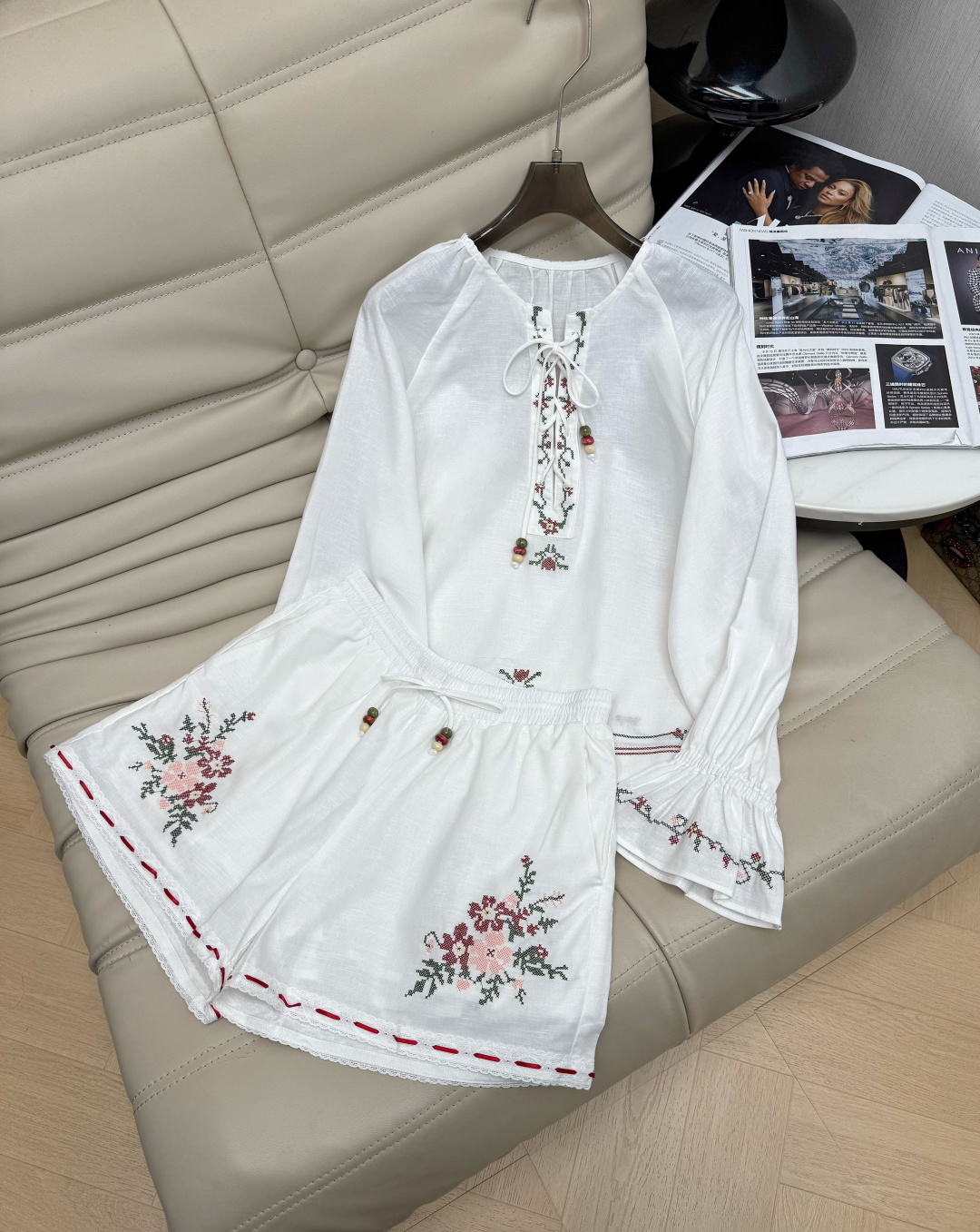NO:799890,Tops and pants 26 spring and summer new cross-stitch lantern sleeve suit. White embroidered shirt + high-waisted shorts, cotton and linen blended material, light and breathable. The shirt has retro lace + laces + lantern sleeves, full of pastoral feel, the shorts are embroidered in the same style, the whole is super coordinated, a must-have for vacation, and the atmosphere will be full!  ,,shorts,shirts,19860909上衣 裤子 26春夏新款十字绣灯笼袖套装 白色绣花衬衫+高腰短裤,棉麻混纺材质,轻盈透气 衬衫复古花边+系带+灯笼袖,田园感满满,短裤同款绣花,整体超协调 度假必备 氛围感直接拉满！,,shorts,shirts,,Women's clothing